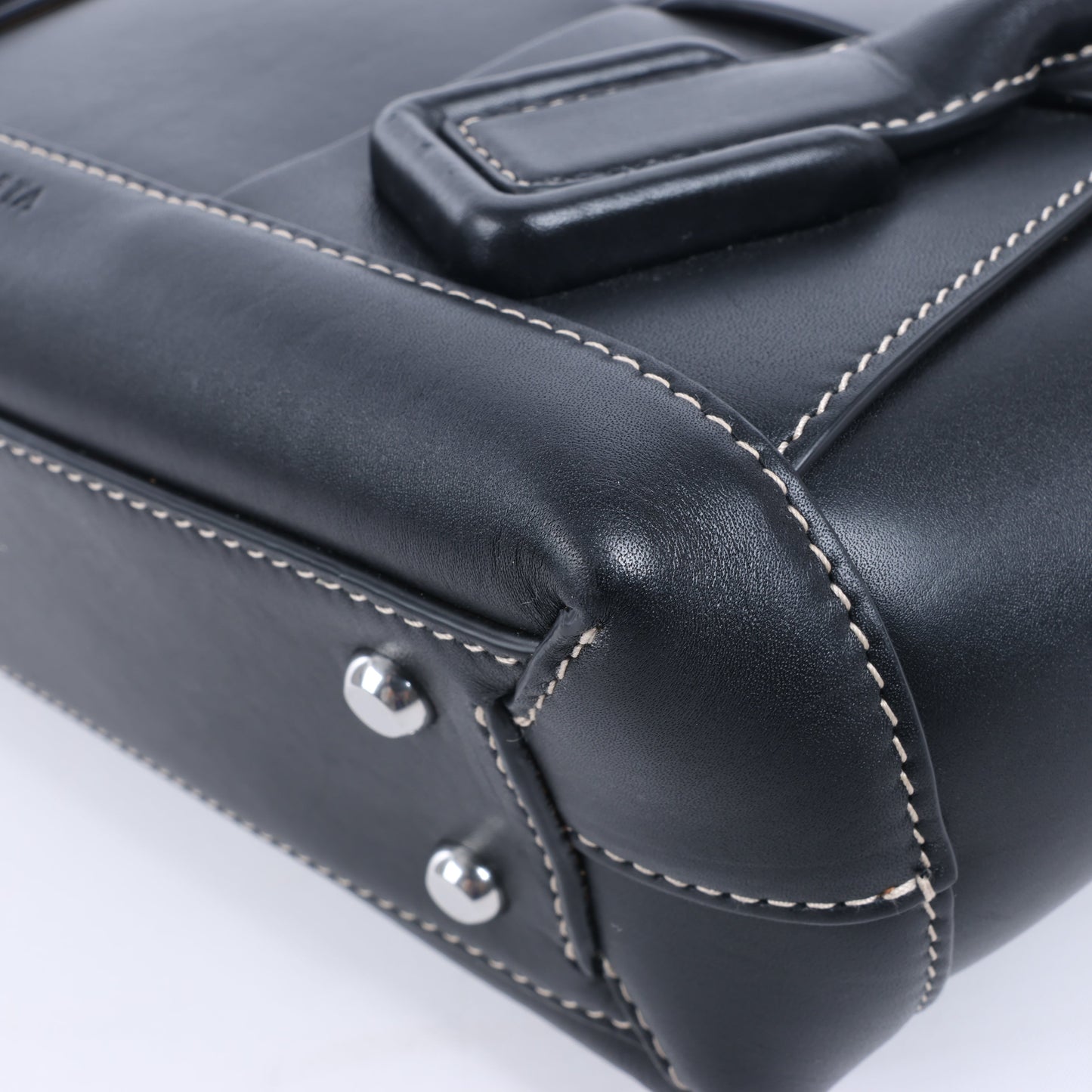 Bottega Veneta Arco Maxi Intrecciato Lederhandtasche in Schwarz