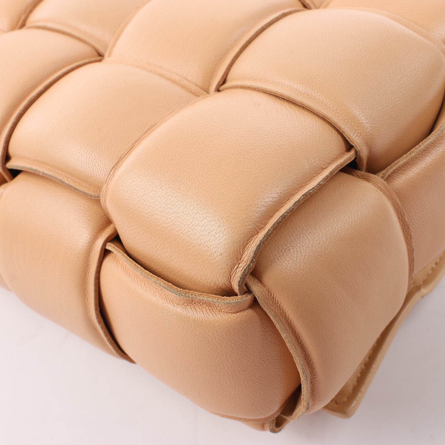 Bottega Veneta gepolsterte Kassetten-Maxi-Schultertasche aus Intrecciato-Leder in Beige