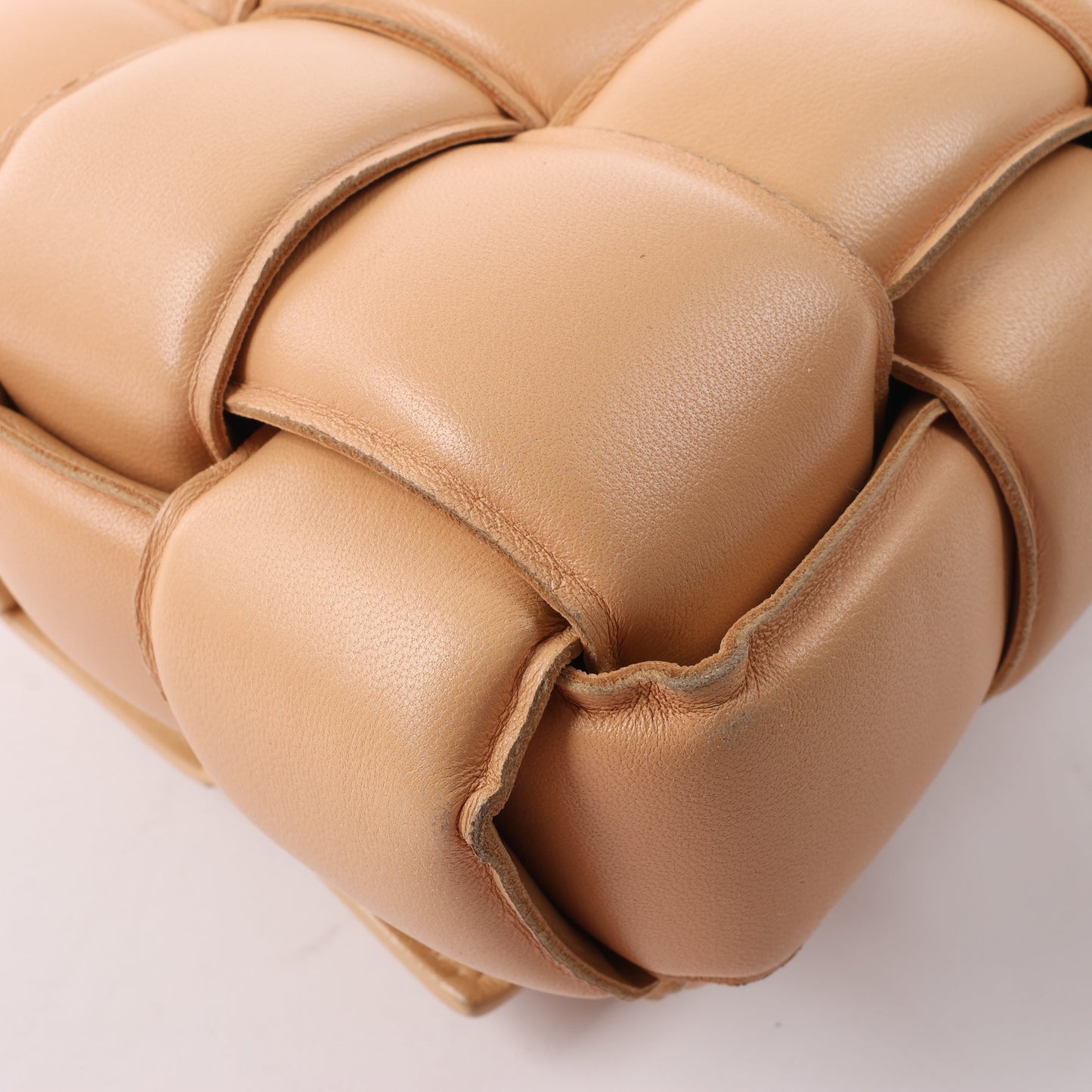Bottega Veneta gepolsterte Kassetten-Maxi-Schultertasche aus Intrecciato-Leder in Beige