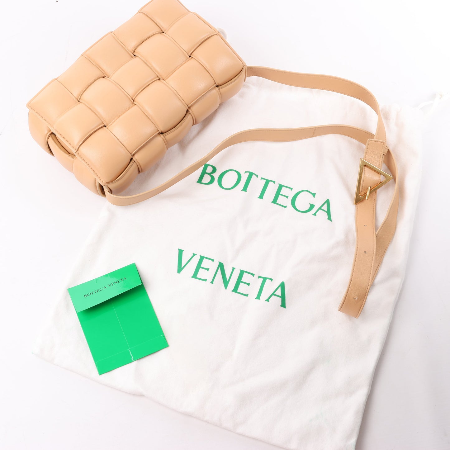 Bottega Veneta gepolsterte Kassetten-Maxi-Schultertasche aus Intrecciato-Leder in Beige