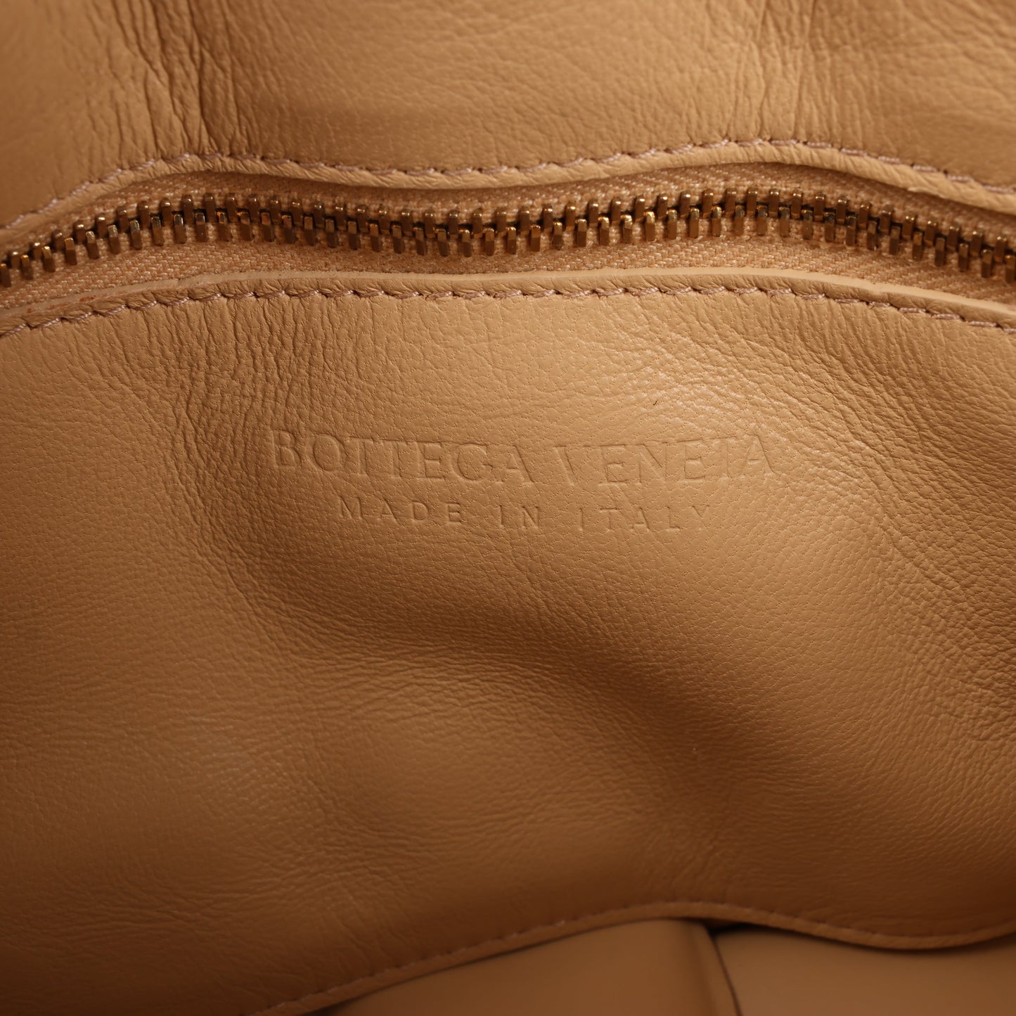 Bottega Veneta gepolsterte Kassetten-Maxi-Schultertasche aus Intrecciato-Leder in Beige