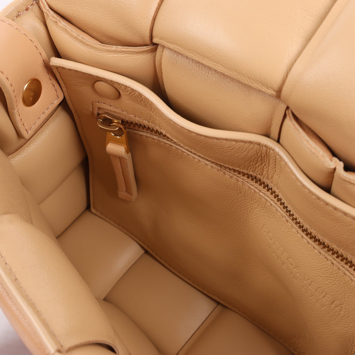 Bottega Veneta gepolsterte Kassetten-Maxi-Schultertasche aus Intrecciato-Leder in Beige