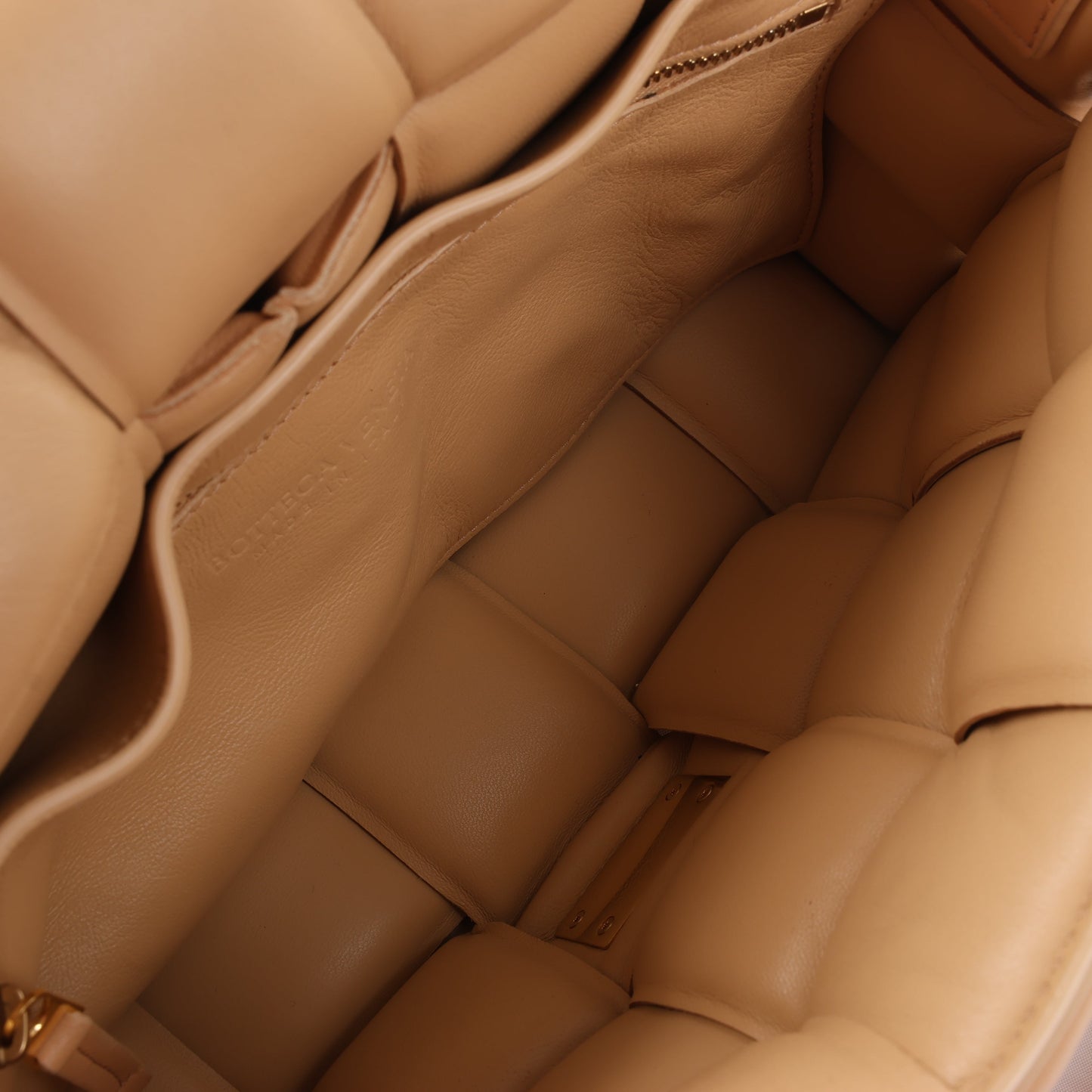 Bottega Veneta gepolsterte Kassetten-Maxi-Schultertasche aus Intrecciato-Leder in Beige