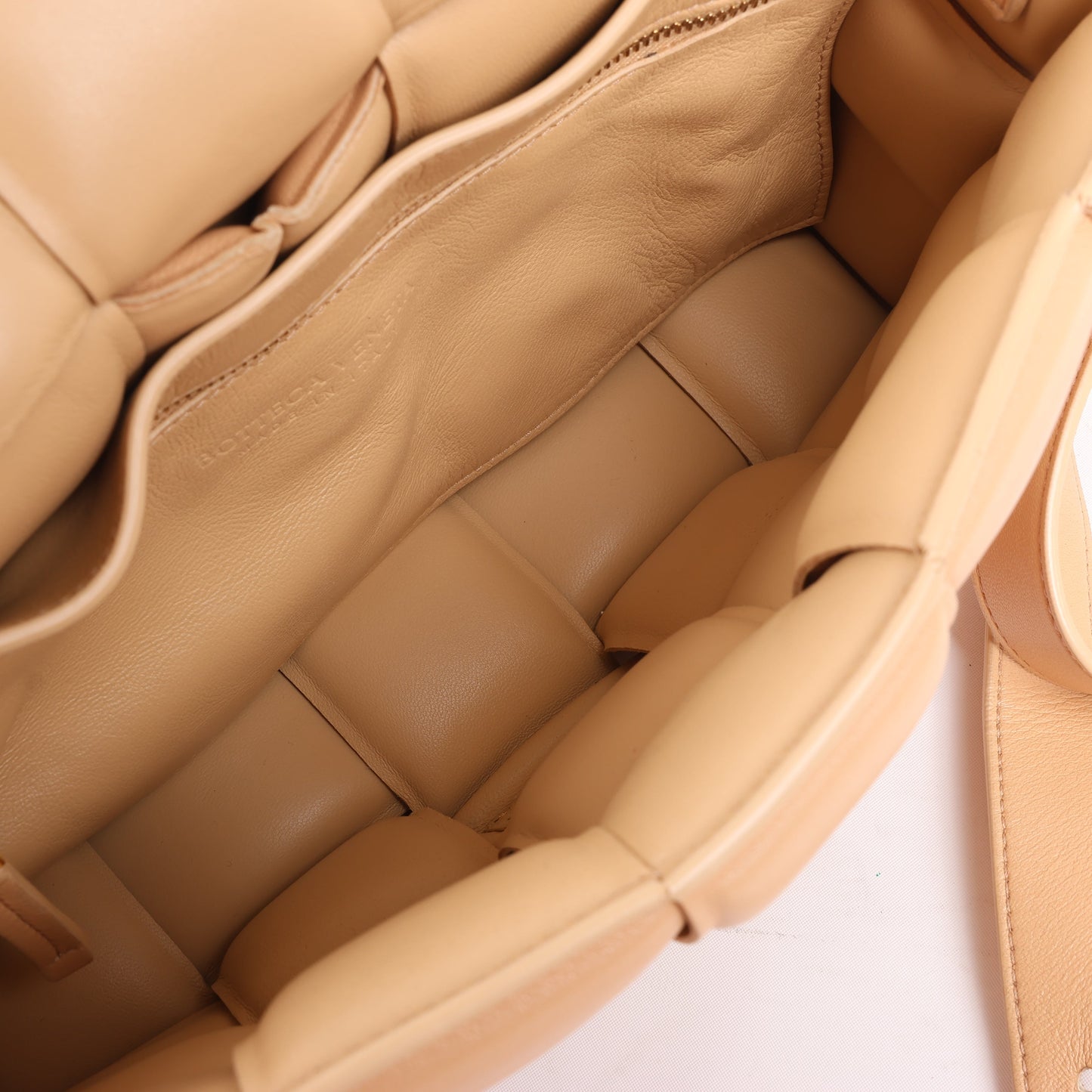 Bottega Veneta gepolsterte Kassetten-Maxi-Schultertasche aus Intrecciato-Leder in Beige