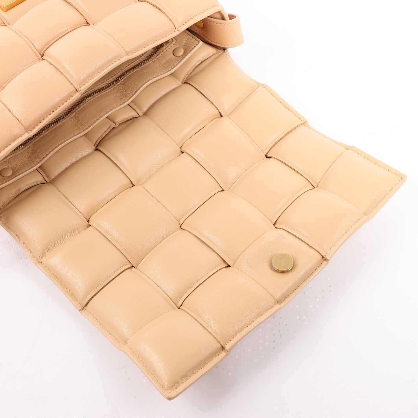 Bottega Veneta gepolsterte Kassetten-Maxi-Schultertasche aus Intrecciato-Leder in Beige