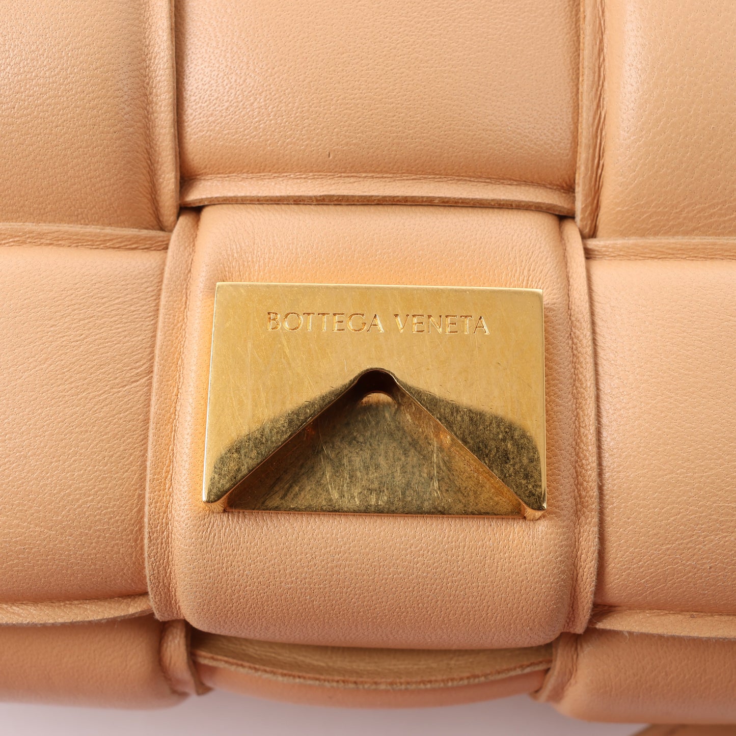 Bottega Veneta gepolsterte Kassetten-Maxi-Schultertasche aus Intrecciato-Leder in Beige