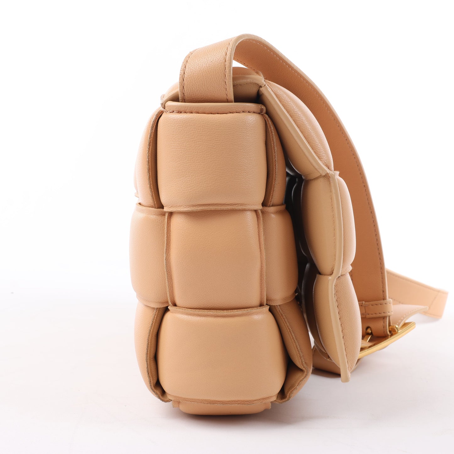 Bottega Veneta gepolsterte Kassetten-Maxi-Schultertasche aus Intrecciato-Leder in Beige