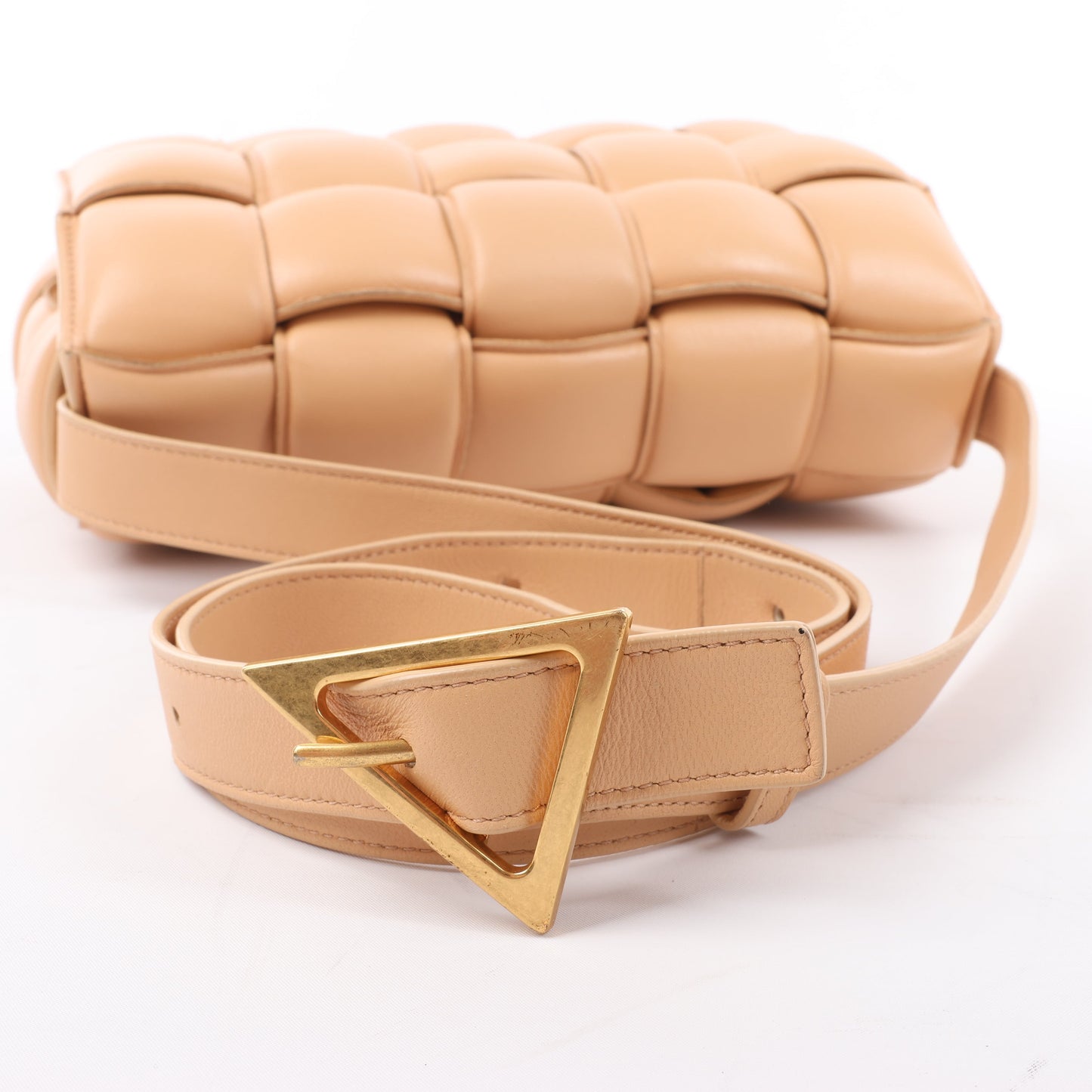 Bottega Veneta gepolsterte Kassetten-Maxi-Schultertasche aus Intrecciato-Leder in Beige