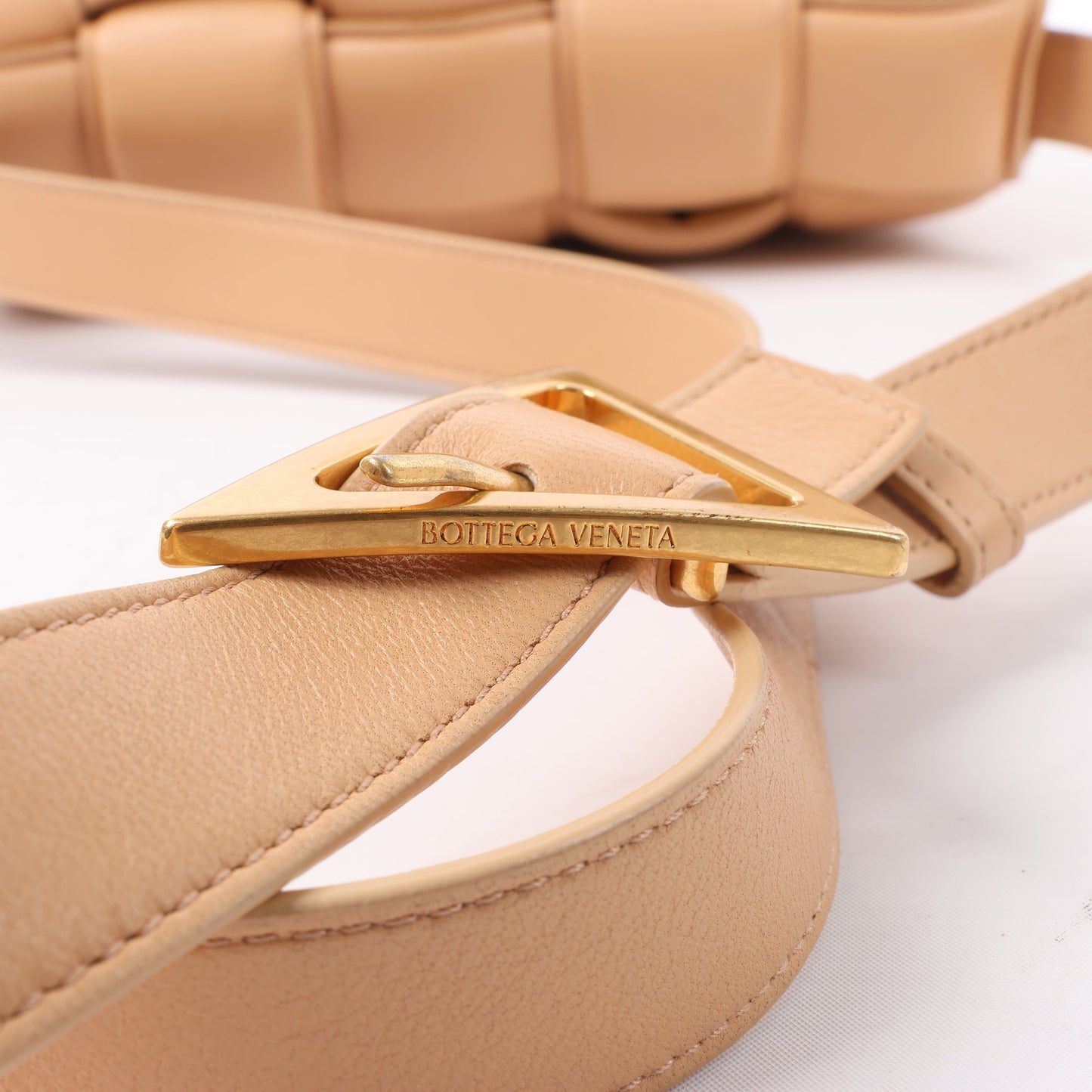 Bottega Veneta gepolsterte Kassetten-Maxi-Schultertasche aus Intrecciato-Leder in Beige