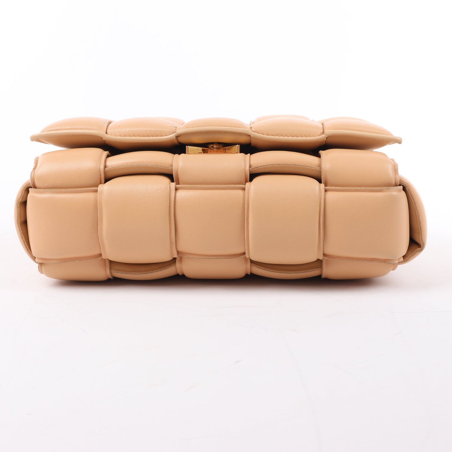 Bottega Veneta gepolsterte Kassetten-Maxi-Schultertasche aus Intrecciato-Leder in Beige