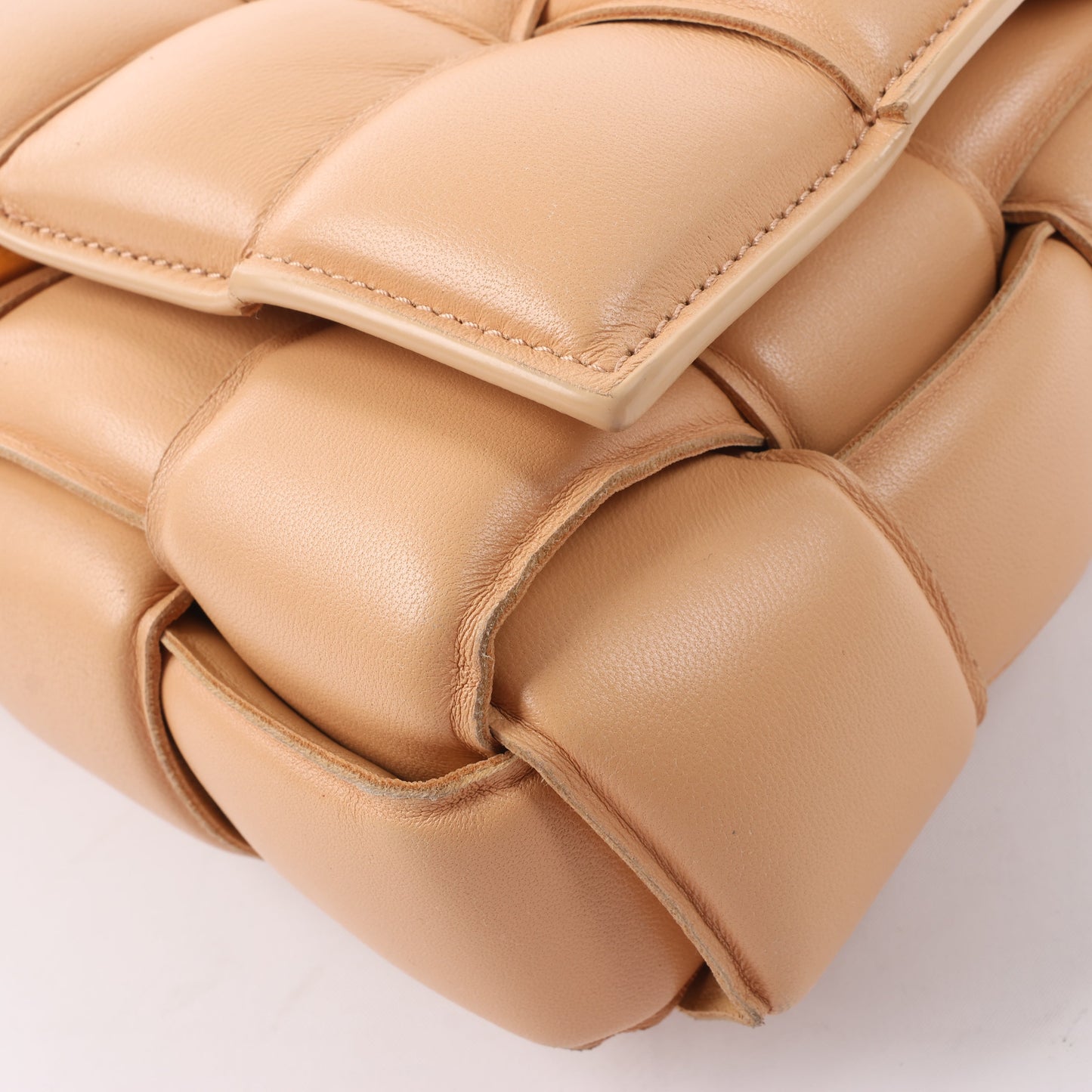 Bottega Veneta gepolsterte Kassetten-Maxi-Schultertasche aus Intrecciato-Leder in Beige