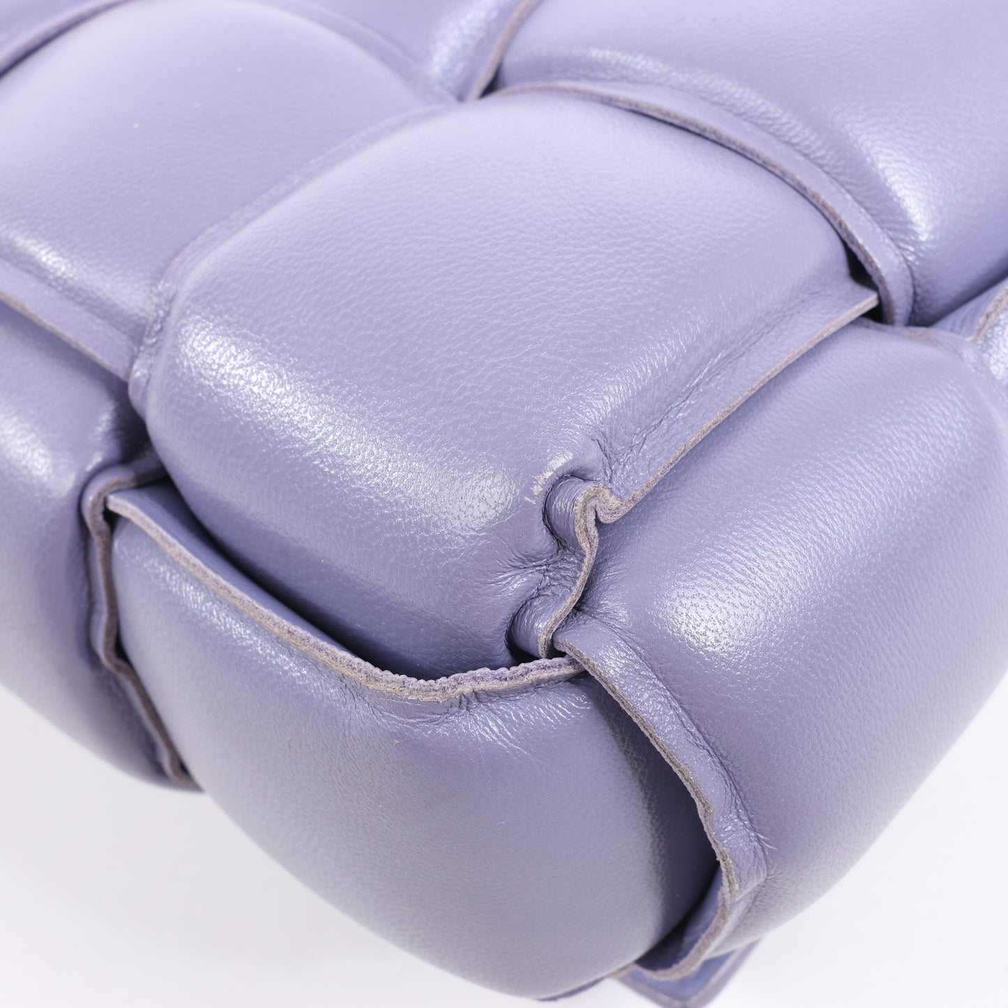 Bottega Veneta gepolsterte Kassetten-Maxi-Schultertasche aus Intrecciato-Leder in Lila
