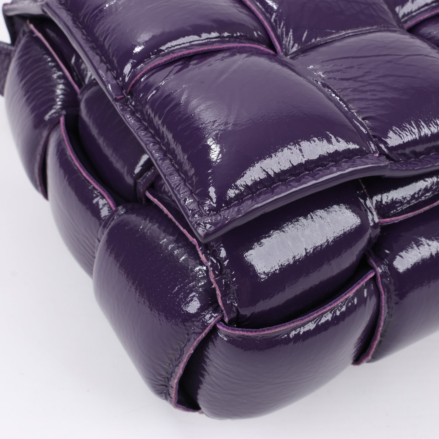 Bottega Veneta gepolsterte Kassetten-Maxi-Schultertasche aus Intrecciato-Leder in Lila
