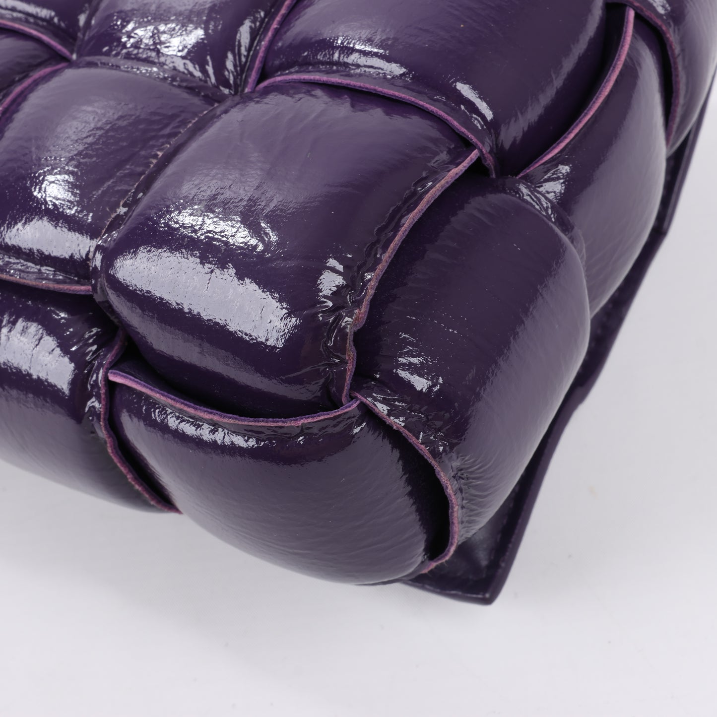 Bottega Veneta gepolsterte Kassetten-Maxi-Schultertasche aus Intrecciato-Leder in Lila