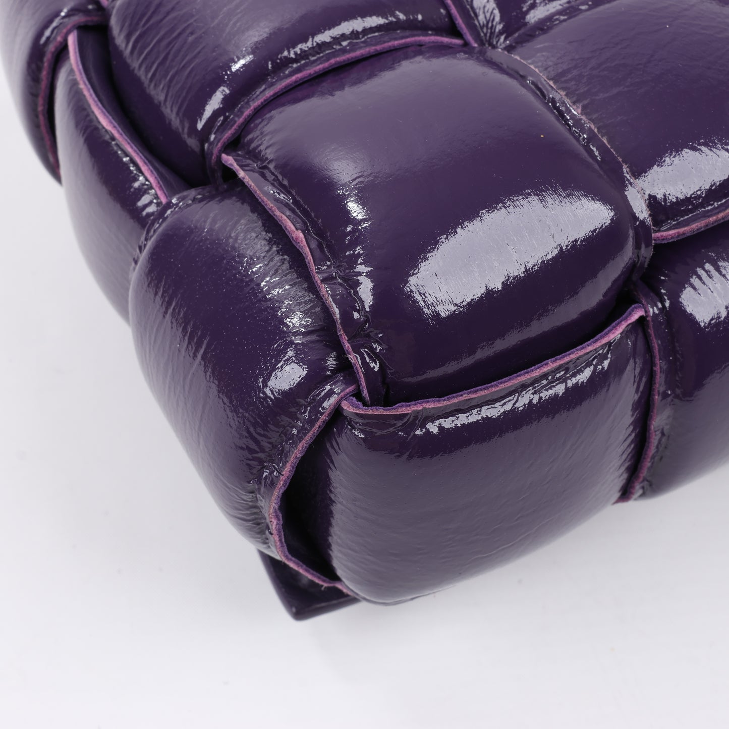 Bottega Veneta gepolsterte Kassetten-Maxi-Schultertasche aus Intrecciato-Leder in Lila