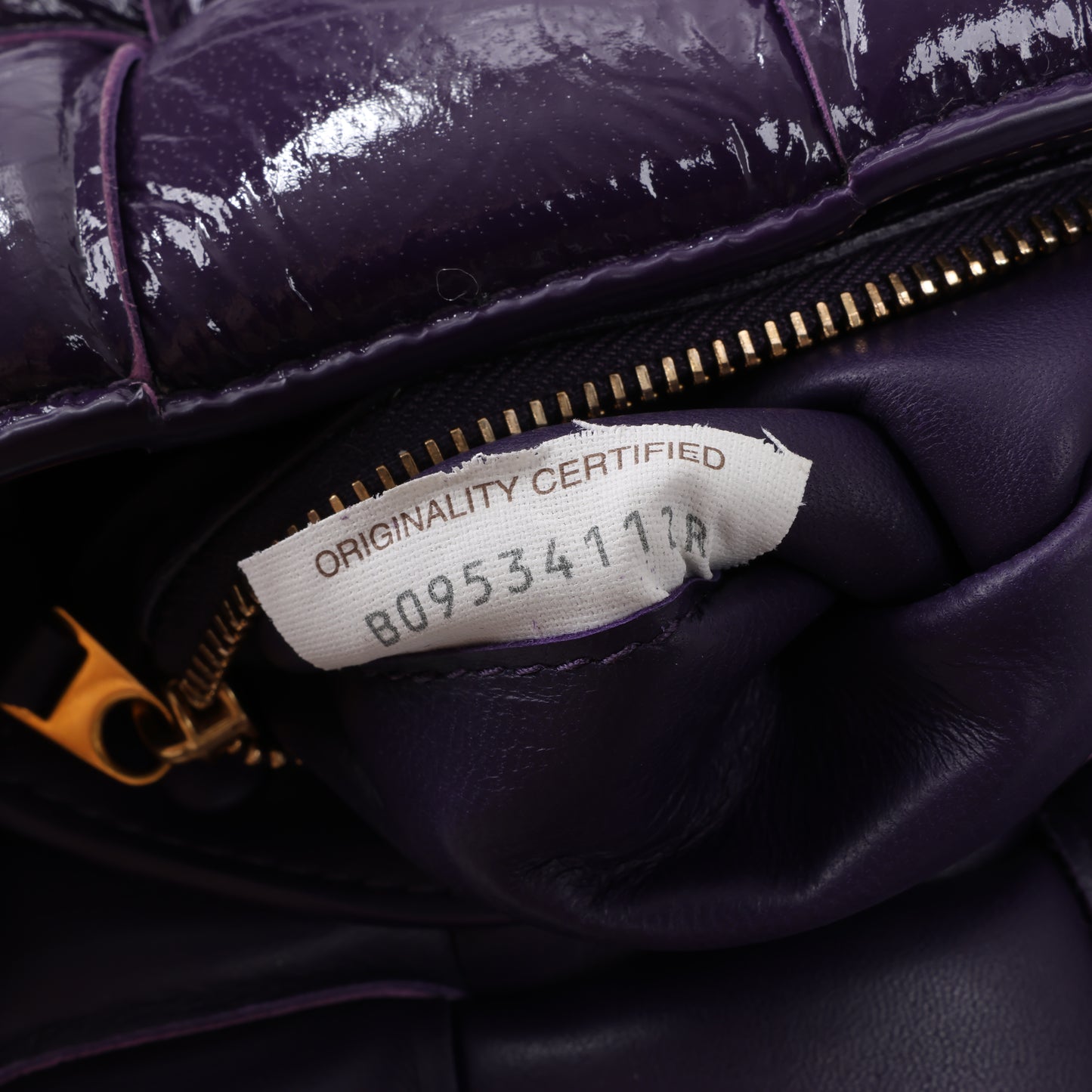 Bottega Veneta gepolsterte Kassetten-Maxi-Schultertasche aus Intrecciato-Leder in Lila