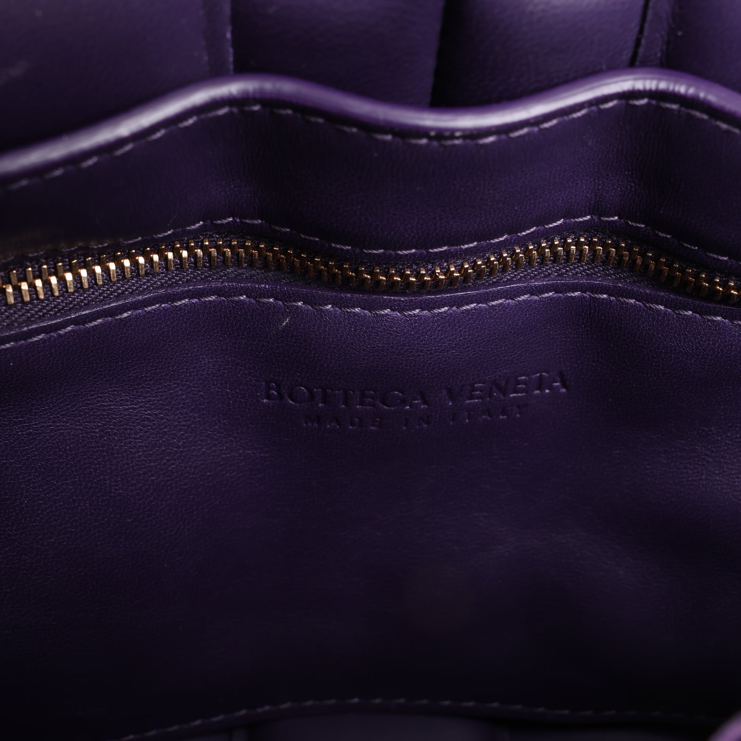 Bottega Veneta gepolsterte Kassetten-Maxi-Schultertasche aus Intrecciato-Leder in Lila
