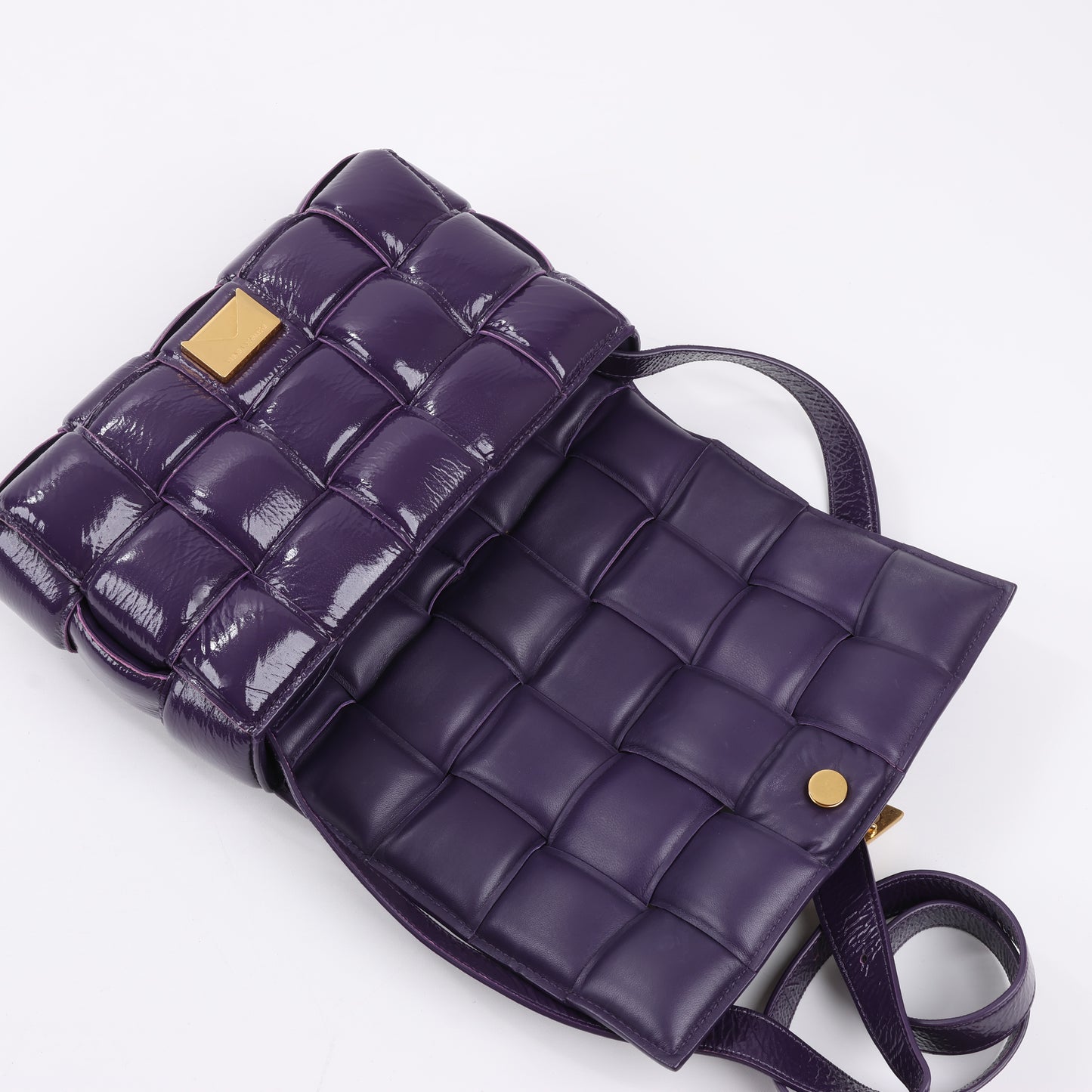 Bottega Veneta gepolsterte Kassetten-Maxi-Schultertasche aus Intrecciato-Leder in Lila
