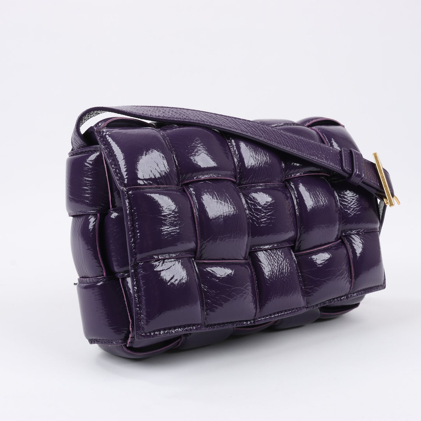 Bottega Veneta gepolsterte Kassetten-Maxi-Schultertasche aus Intrecciato-Leder in Lila