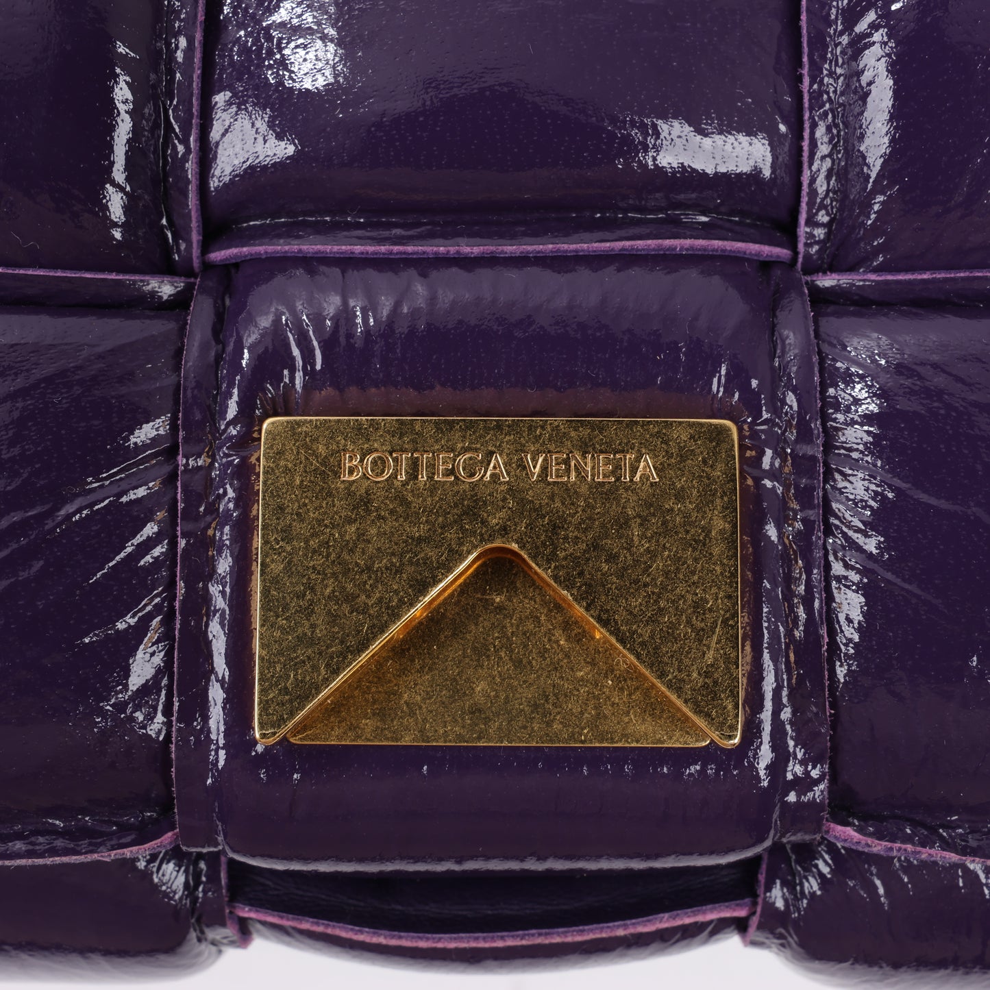 Bottega Veneta gepolsterte Kassetten-Maxi-Schultertasche aus Intrecciato-Leder in Lila