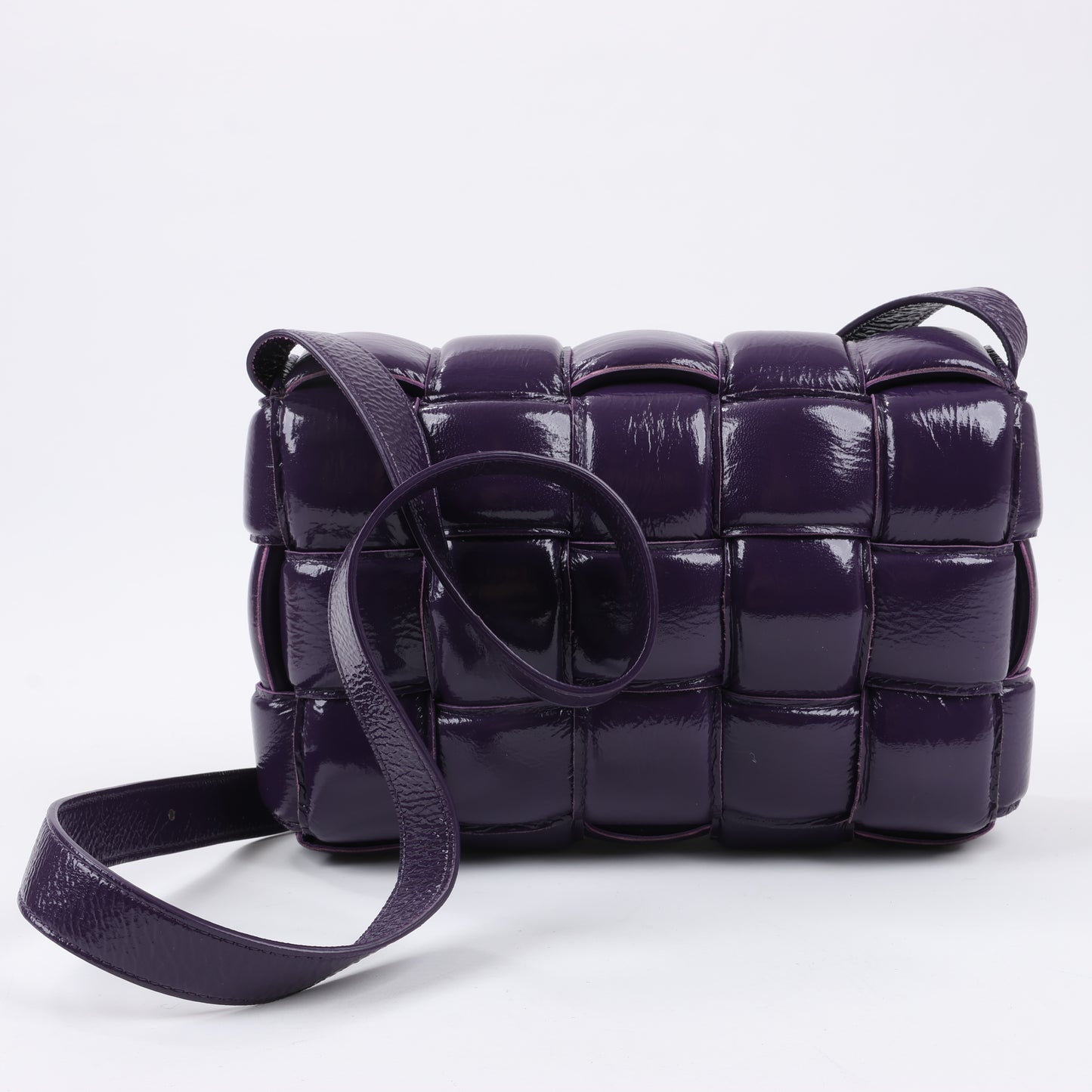 Bottega Veneta gepolsterte Kassetten-Maxi-Schultertasche aus Intrecciato-Leder in Lila