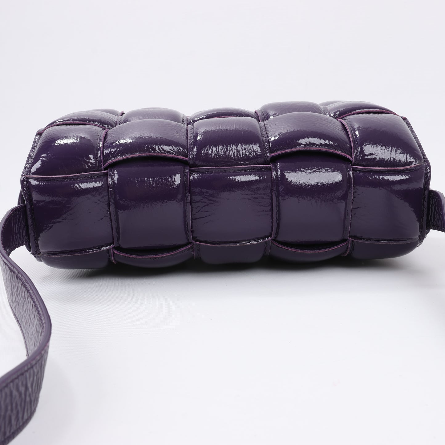Bottega Veneta gepolsterte Kassetten-Maxi-Schultertasche aus Intrecciato-Leder in Lila