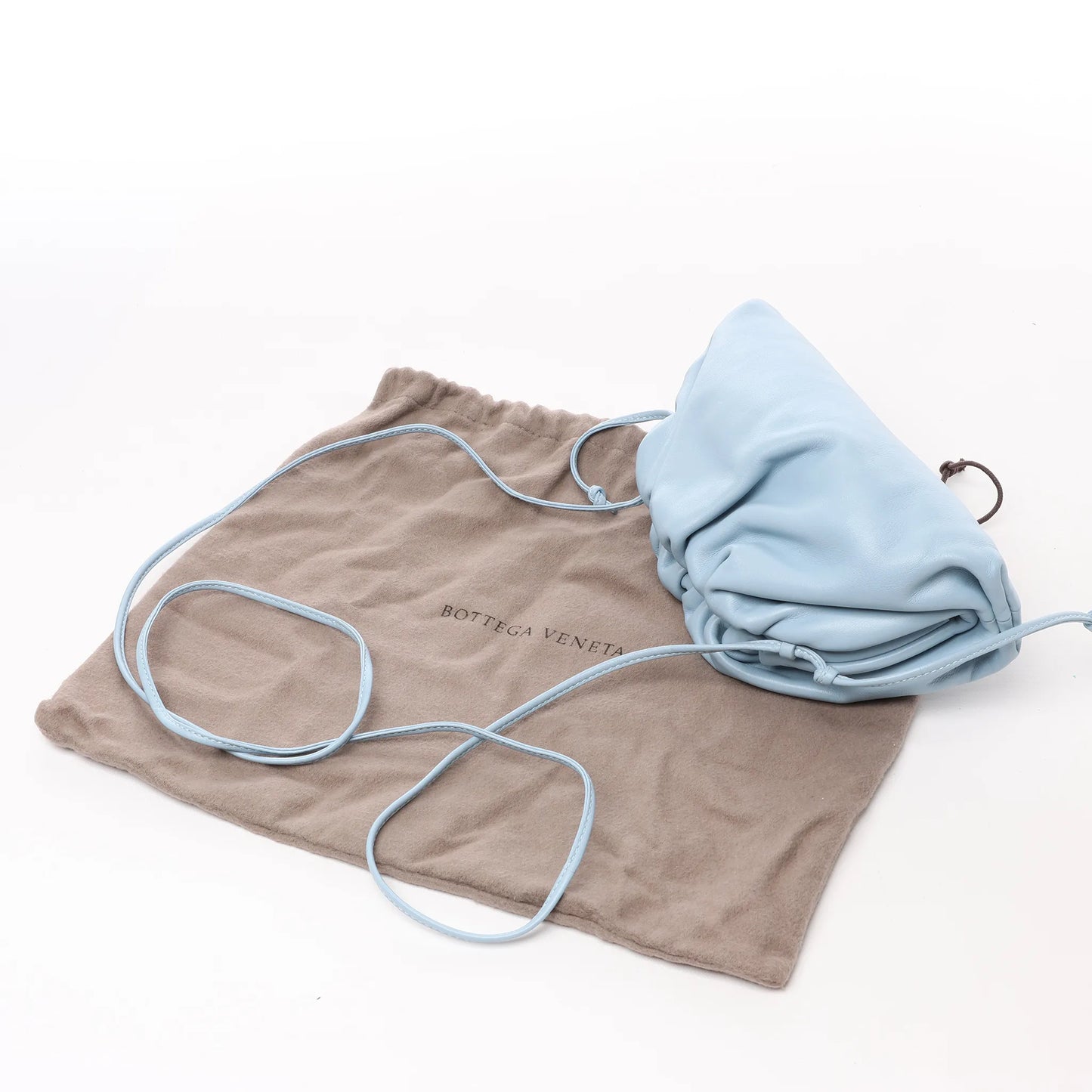Bottega Veneta Mini The Pouch Umhängetasche aus Leder in Hellblau