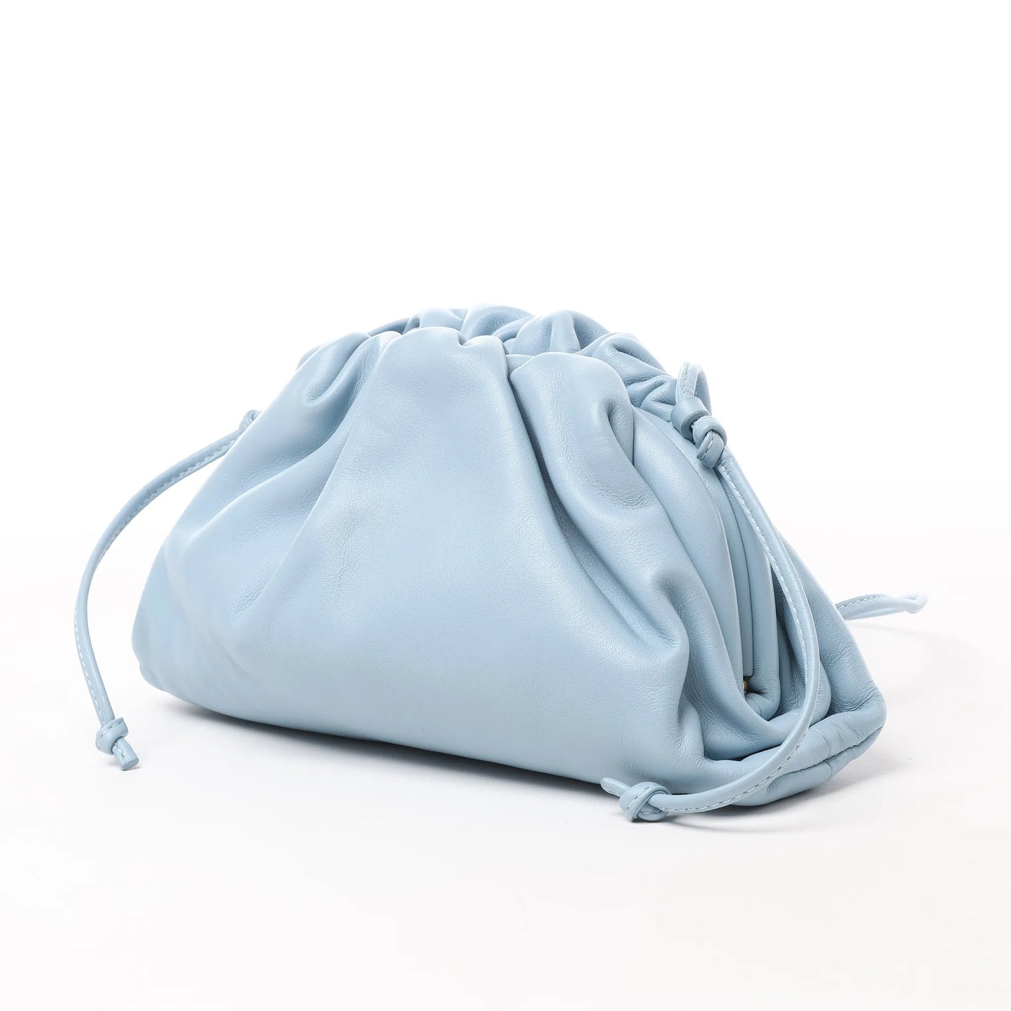 Bottega Veneta Mini The Pouch Umhängetasche aus Leder in Hellblau