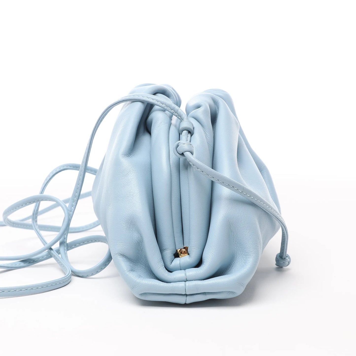 Bottega Veneta Mini The Pouch Umhängetasche aus Leder in Hellblau