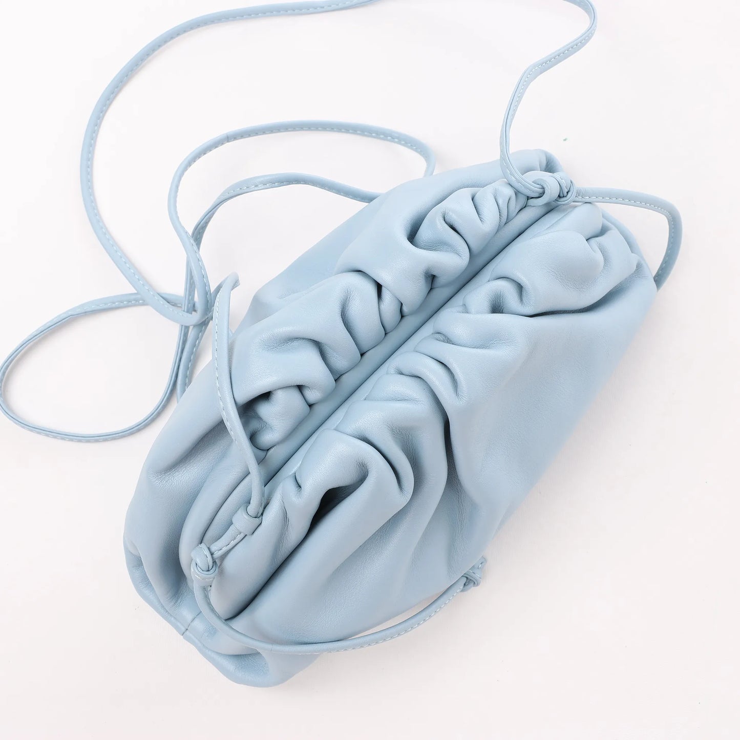 Bottega Veneta Mini The Pouch Umhängetasche aus Leder in Hellblau