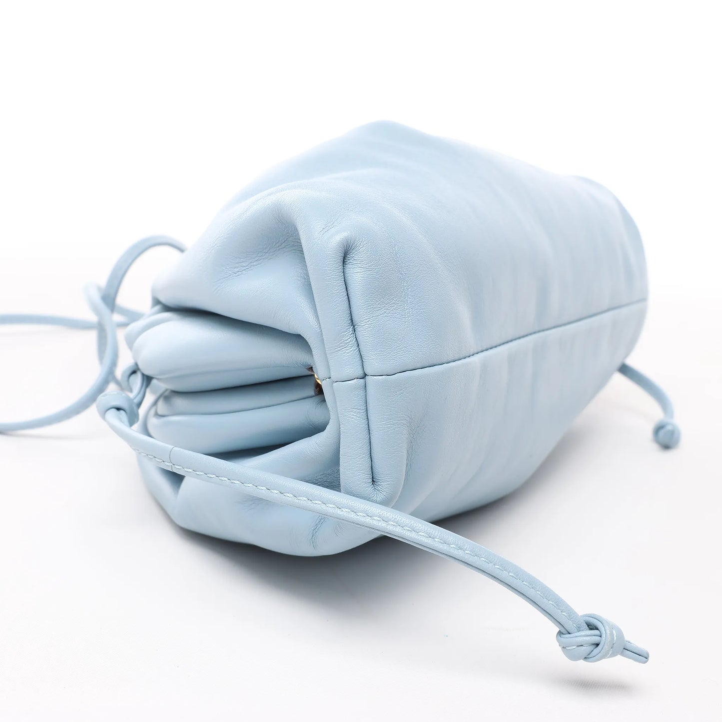 Bottega Veneta Mini The Pouch Umhängetasche aus Leder in Hellblau