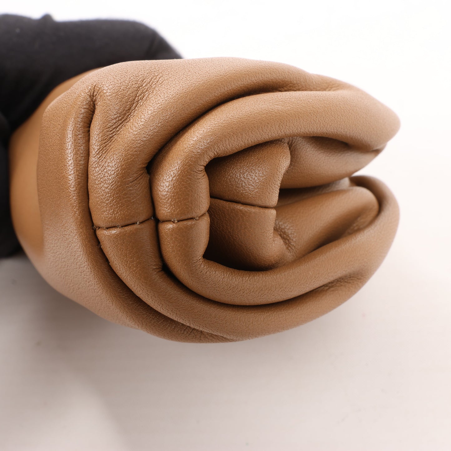 Bottega Veneta – Micro The Pouch – Umhängetasche aus Leder in Mandel