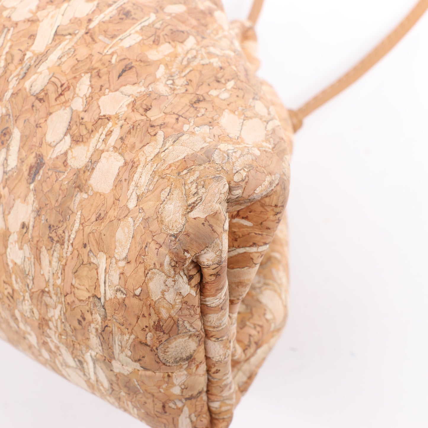 Bottega Veneta Mini The Pouch 20 Umhängetasche aus Kork in Beige