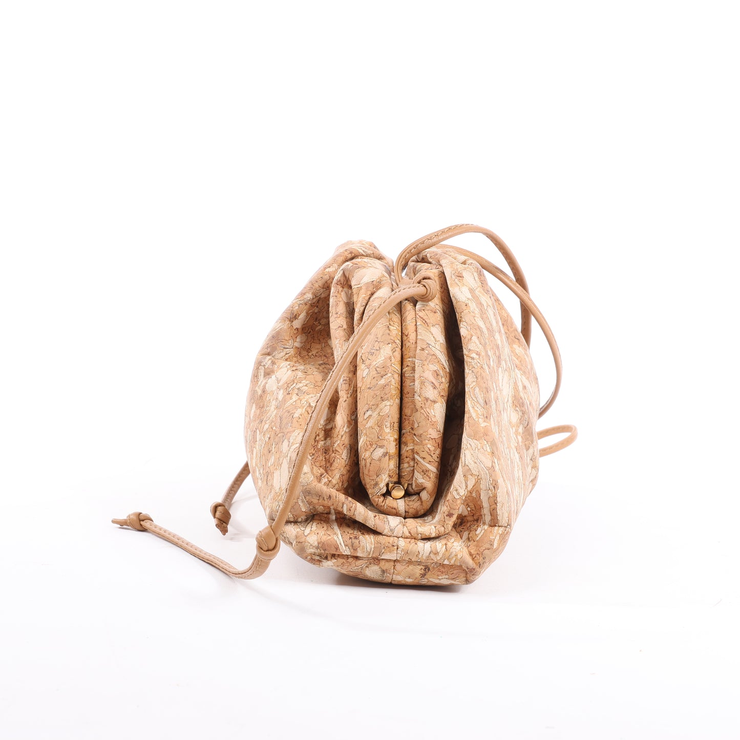 Bottega Veneta Mini The Pouch 20 Umhängetasche aus Kork in Beige