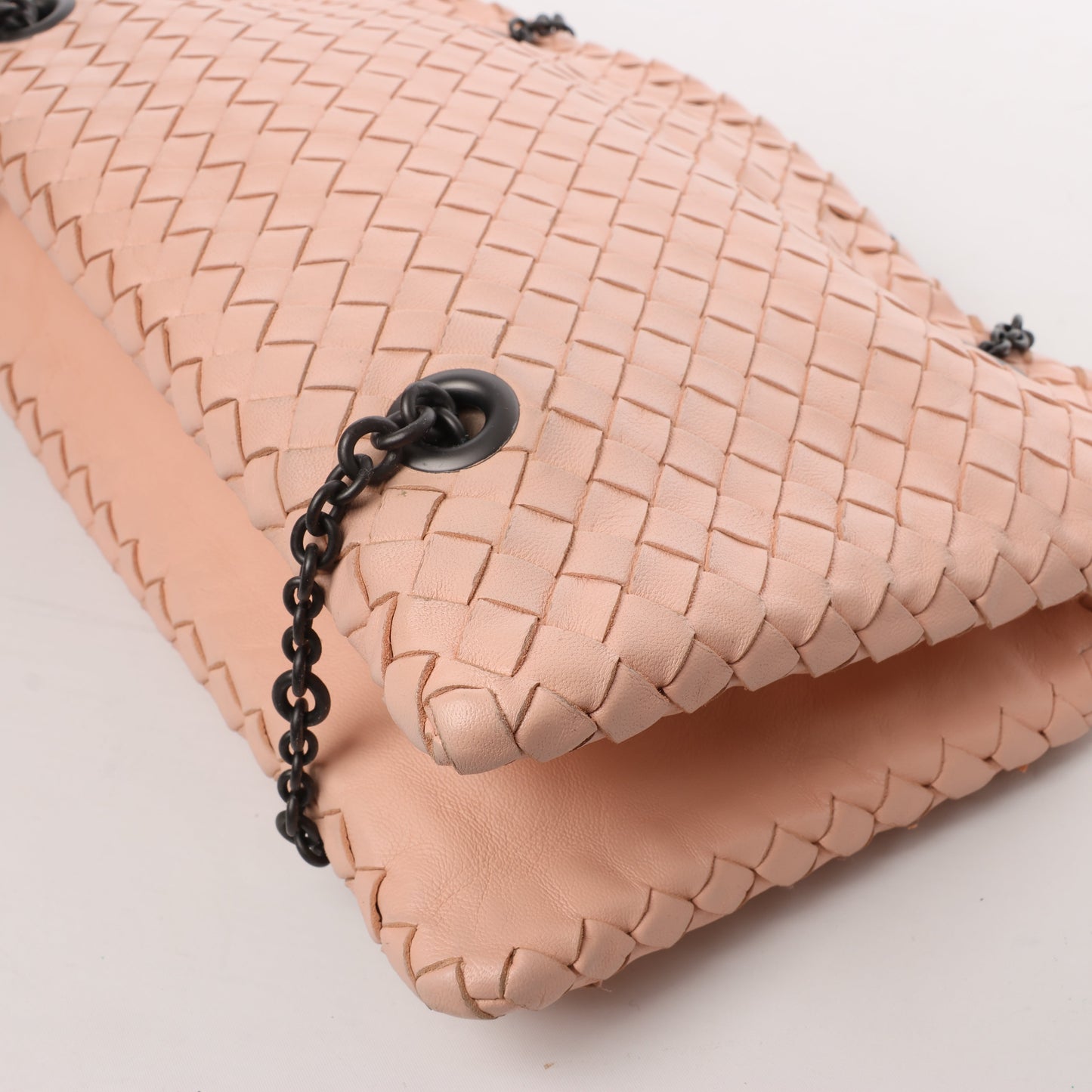 Bottega Veneta Intrecciato-Lederketten-Umhängetasche in Puderrosa