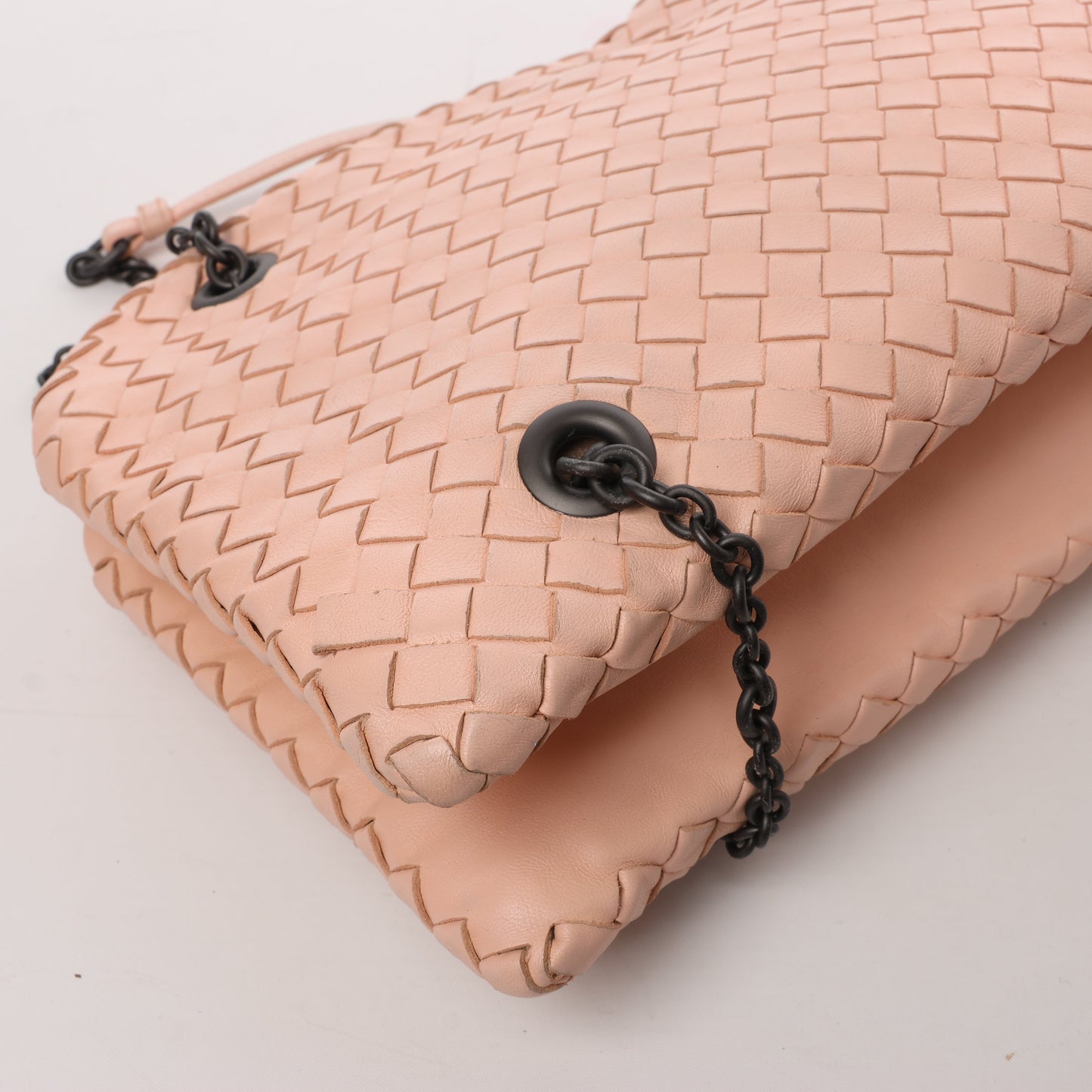 Bottega Veneta Intrecciato-Lederketten-Umhängetasche in Puderrosa