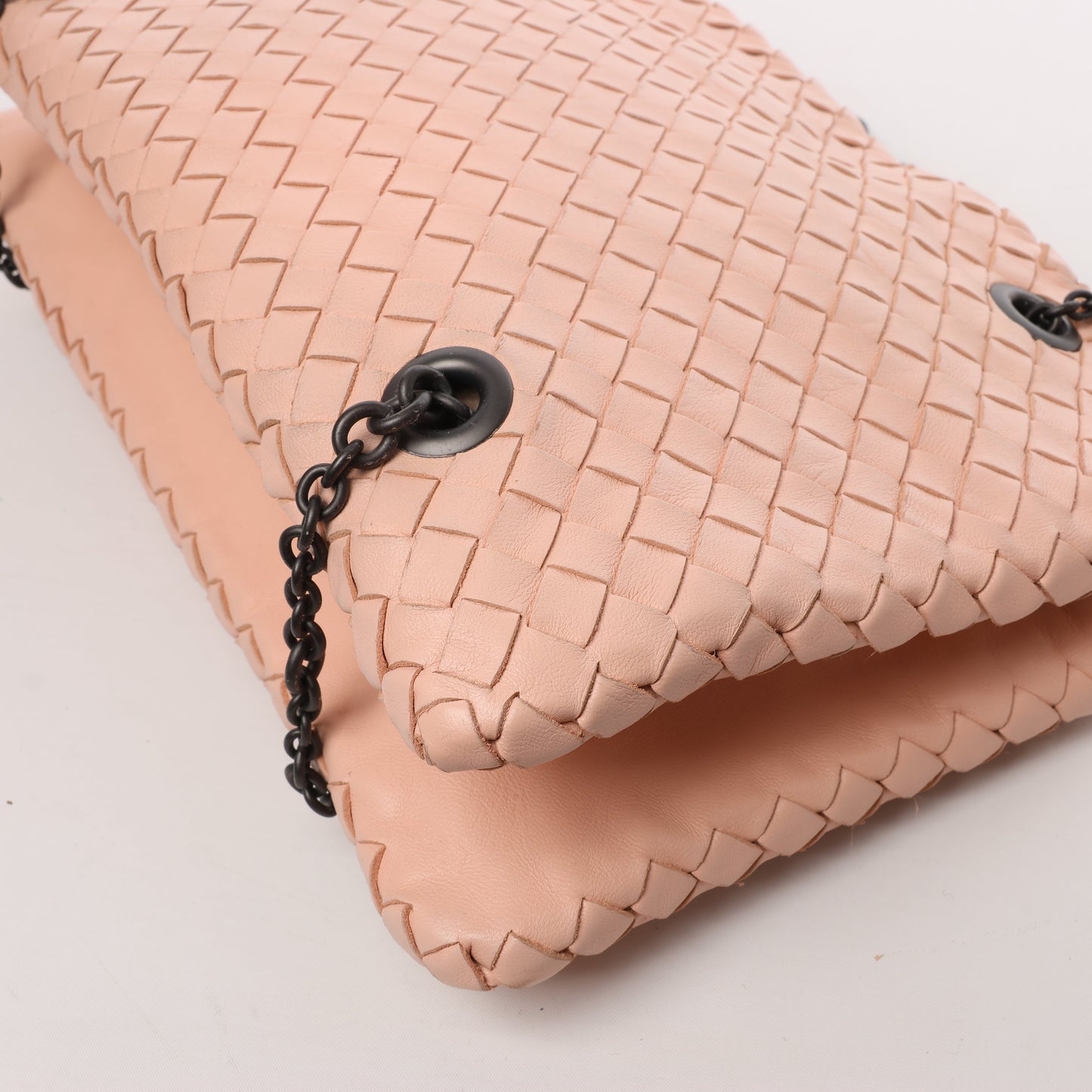 Bottega Veneta Intrecciato-Lederketten-Umhängetasche in Puderrosa