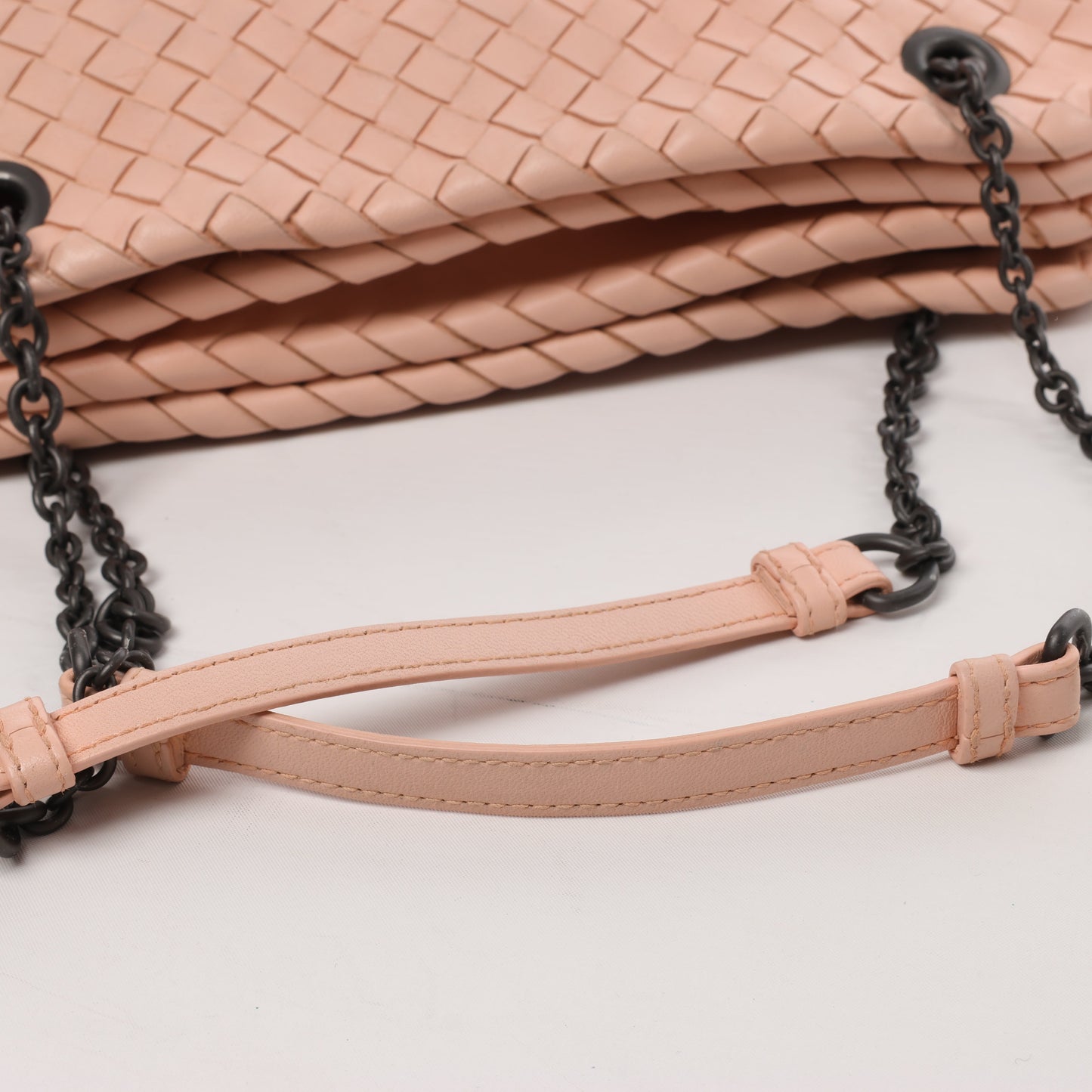 Bottega Veneta Intrecciato-Lederketten-Umhängetasche in Puderrosa
