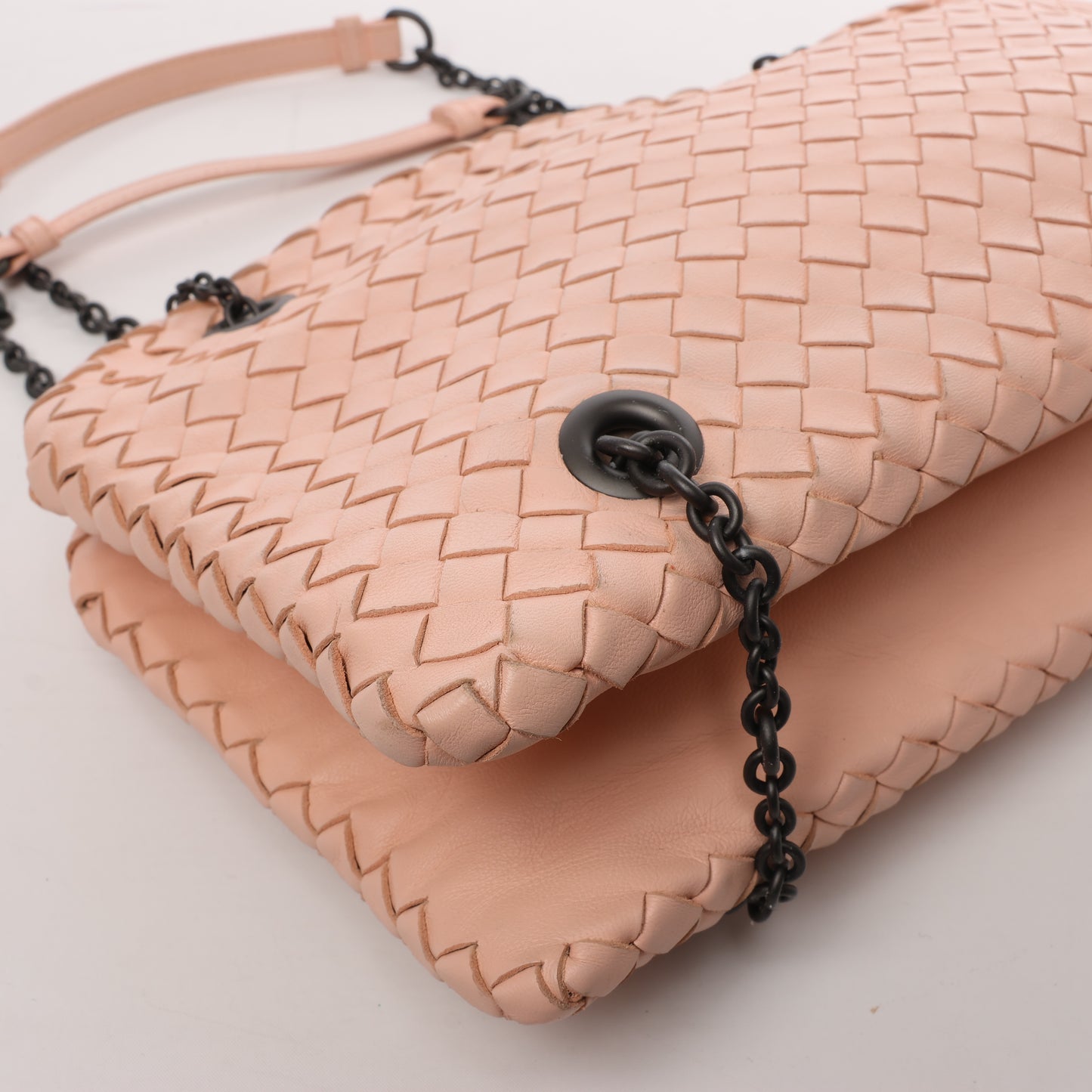 Bottega Veneta Intrecciato-Lederketten-Umhängetasche in Puderrosa