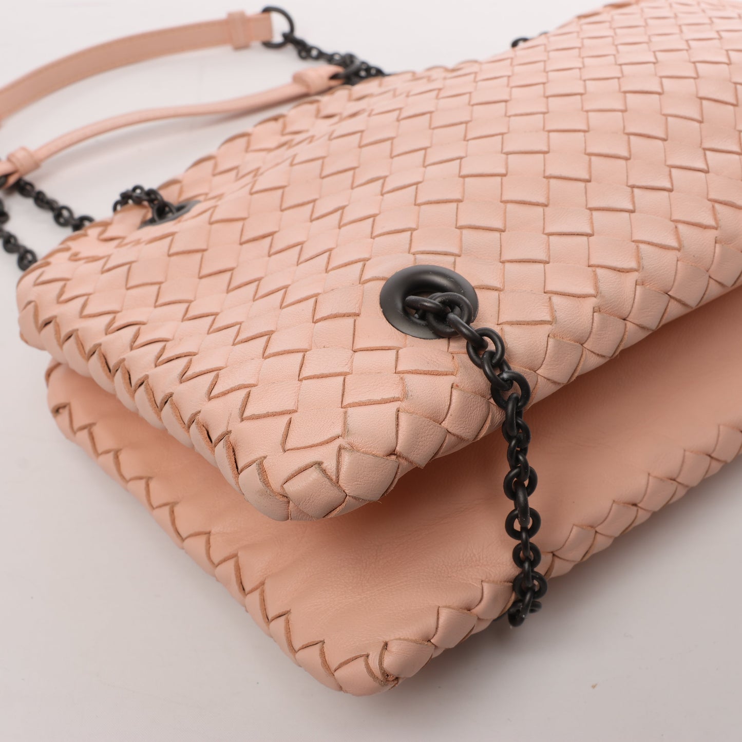 Bottega Veneta Intrecciato-Lederketten-Umhängetasche in Puderrosa