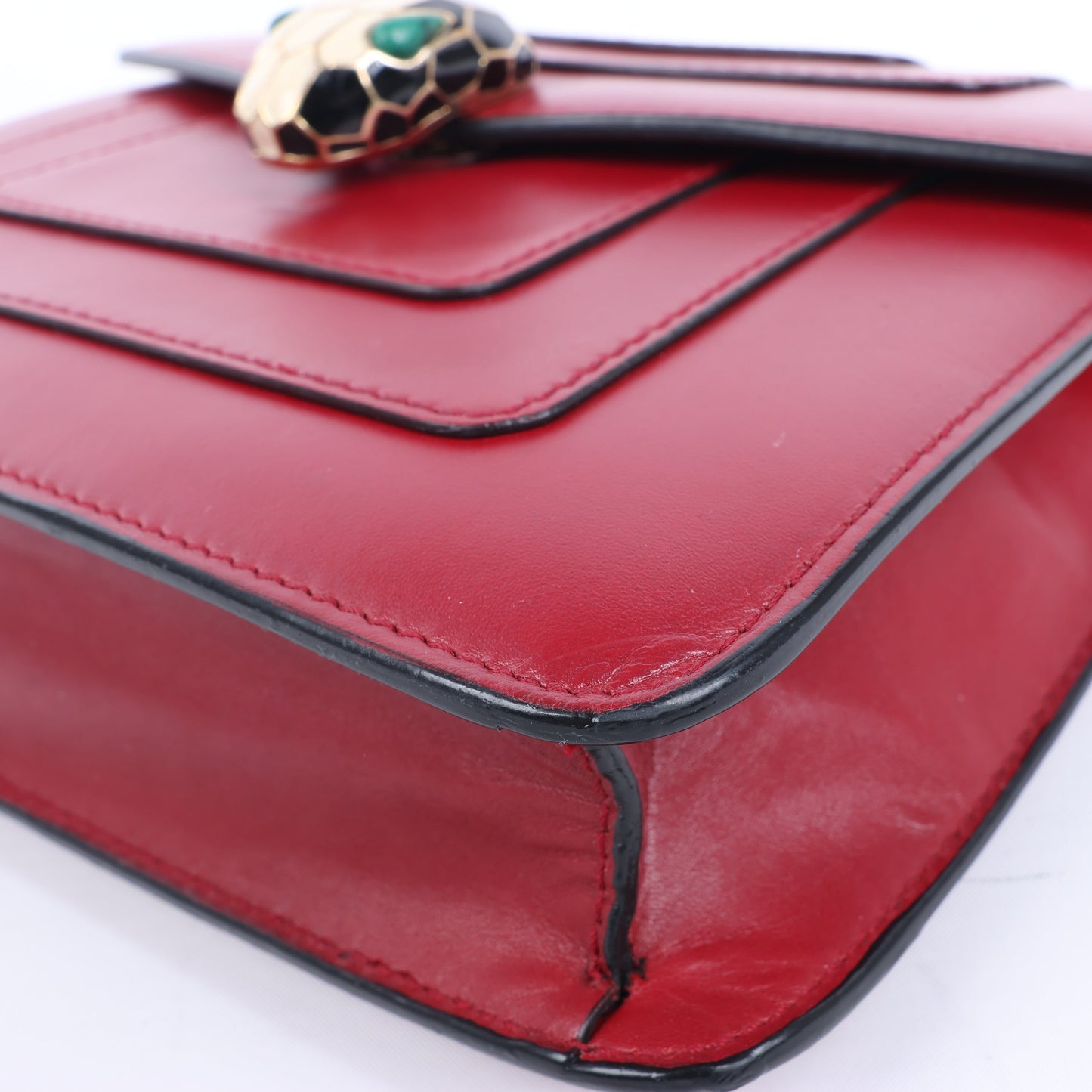 BVLGARI Serpenti Forever Schultertasche aus rotem Leder mit Kettenriemen