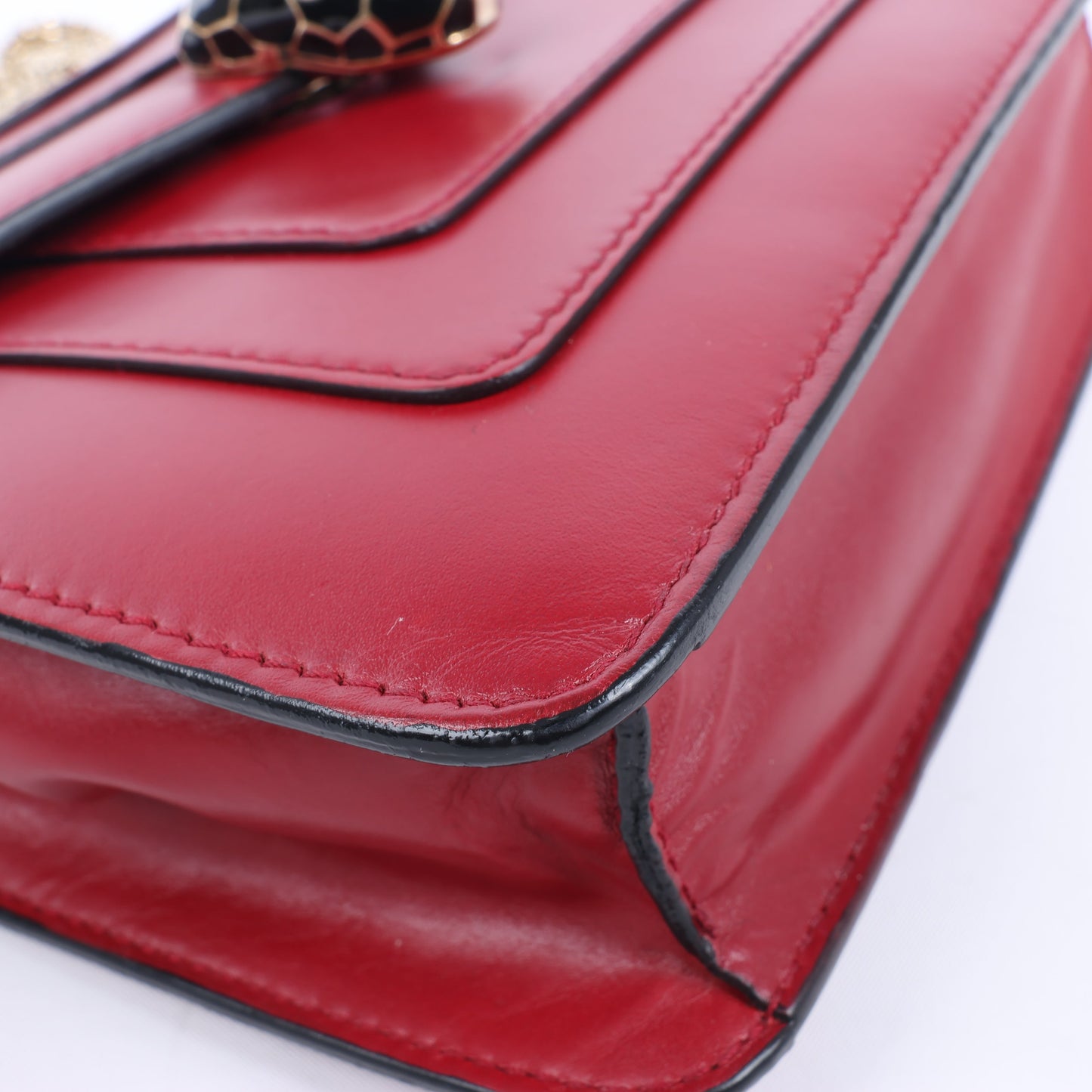 BVLGARI Serpenti Forever Schultertasche aus rotem Leder mit Kettenriemen