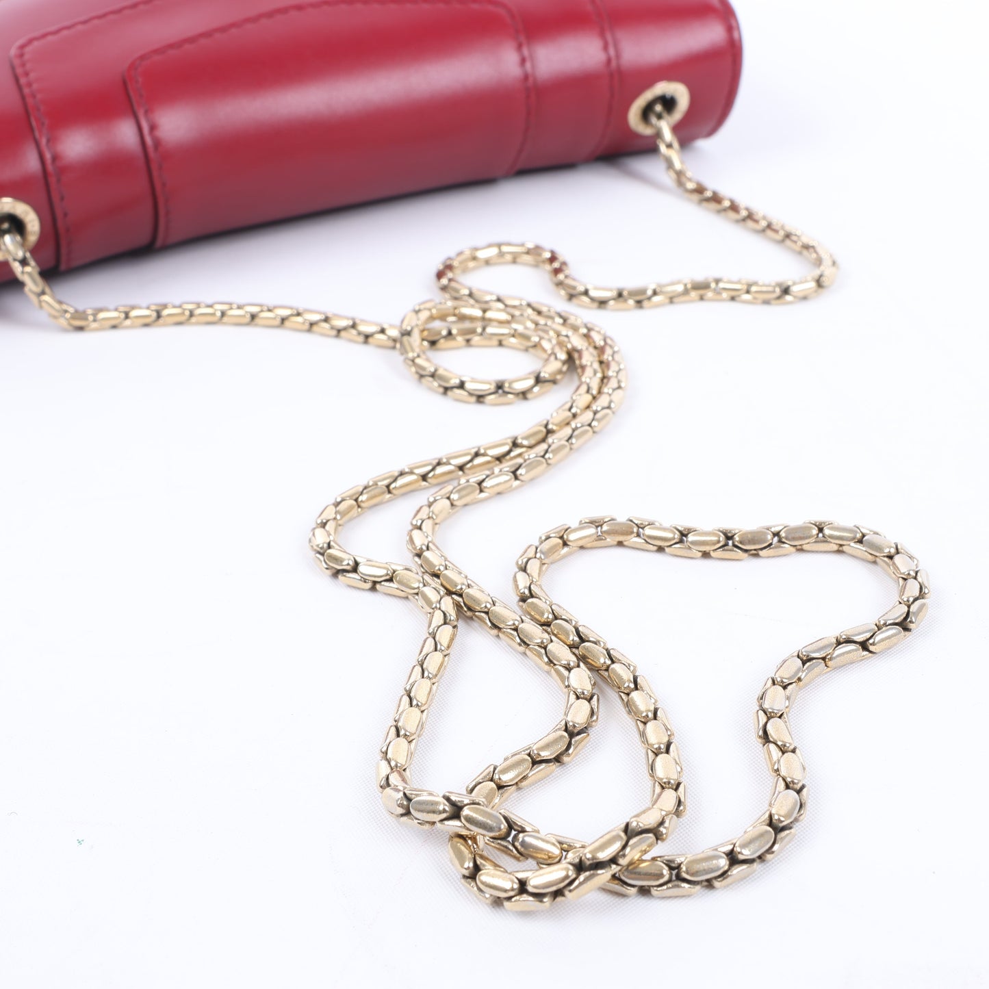 BVLGARI Serpenti Forever Schultertasche aus rotem Leder mit Kettenriemen