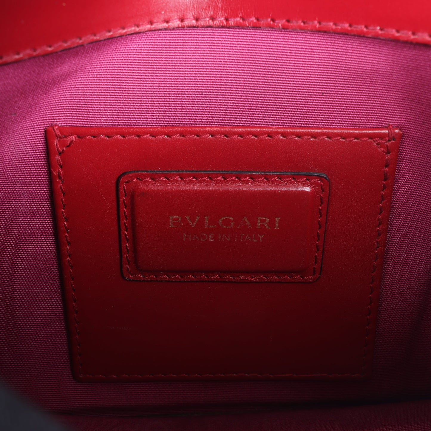 BVLGARI Serpenti Forever Schultertasche aus rotem Leder mit Kettenriemen