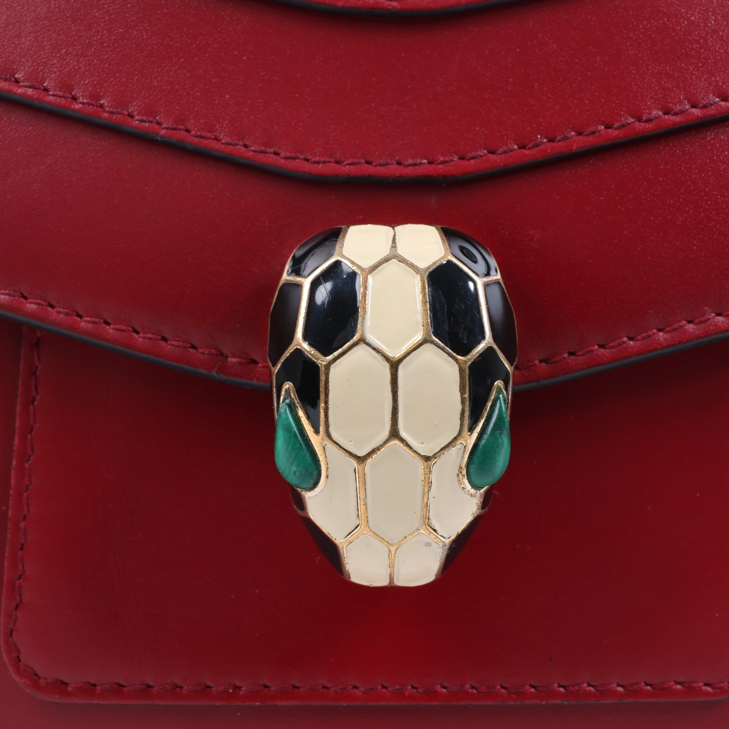 BVLGARI Serpenti Forever Schultertasche aus rotem Leder mit Kettenriemen
