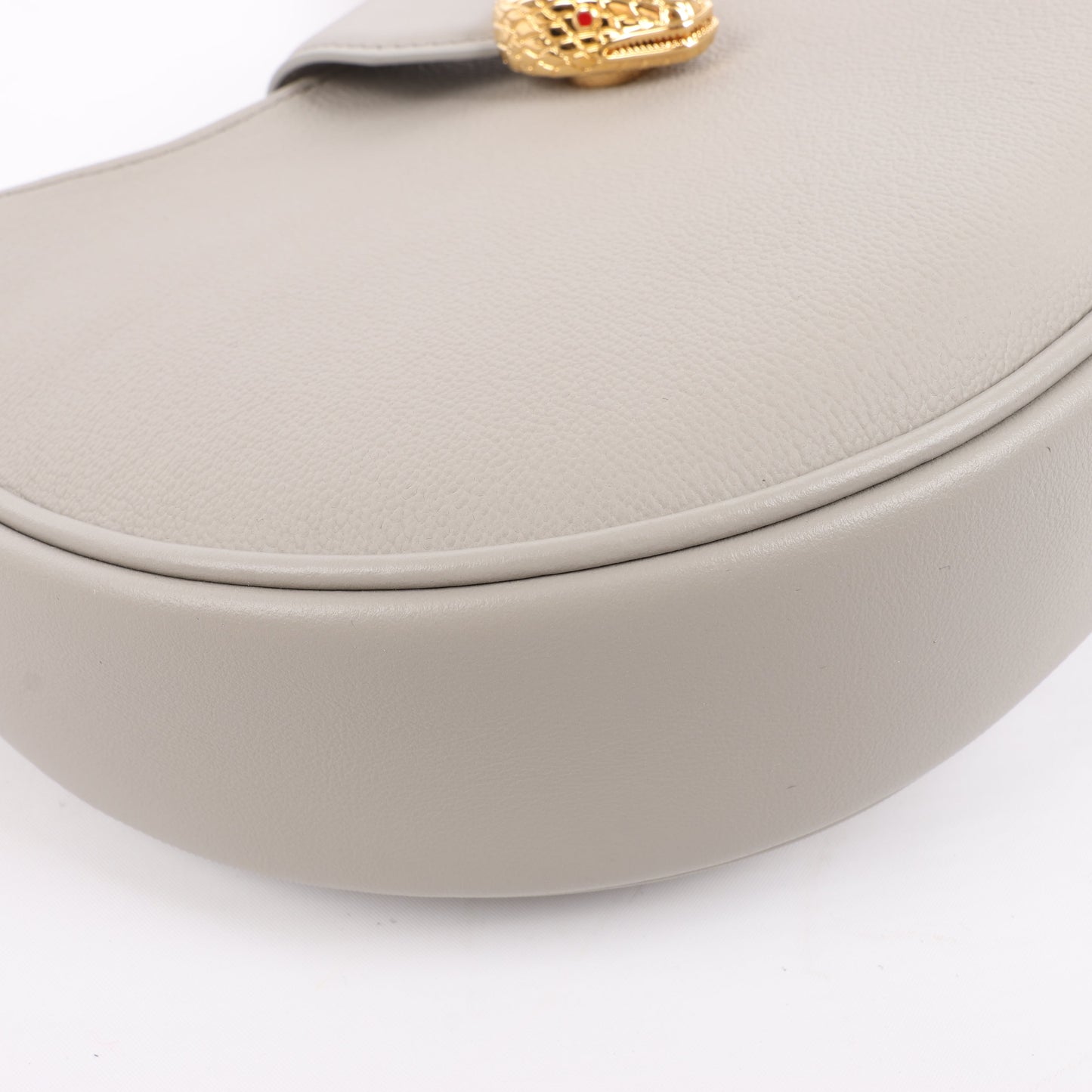 BVLGARI Serpenti-Schultertasche aus grauem Leder