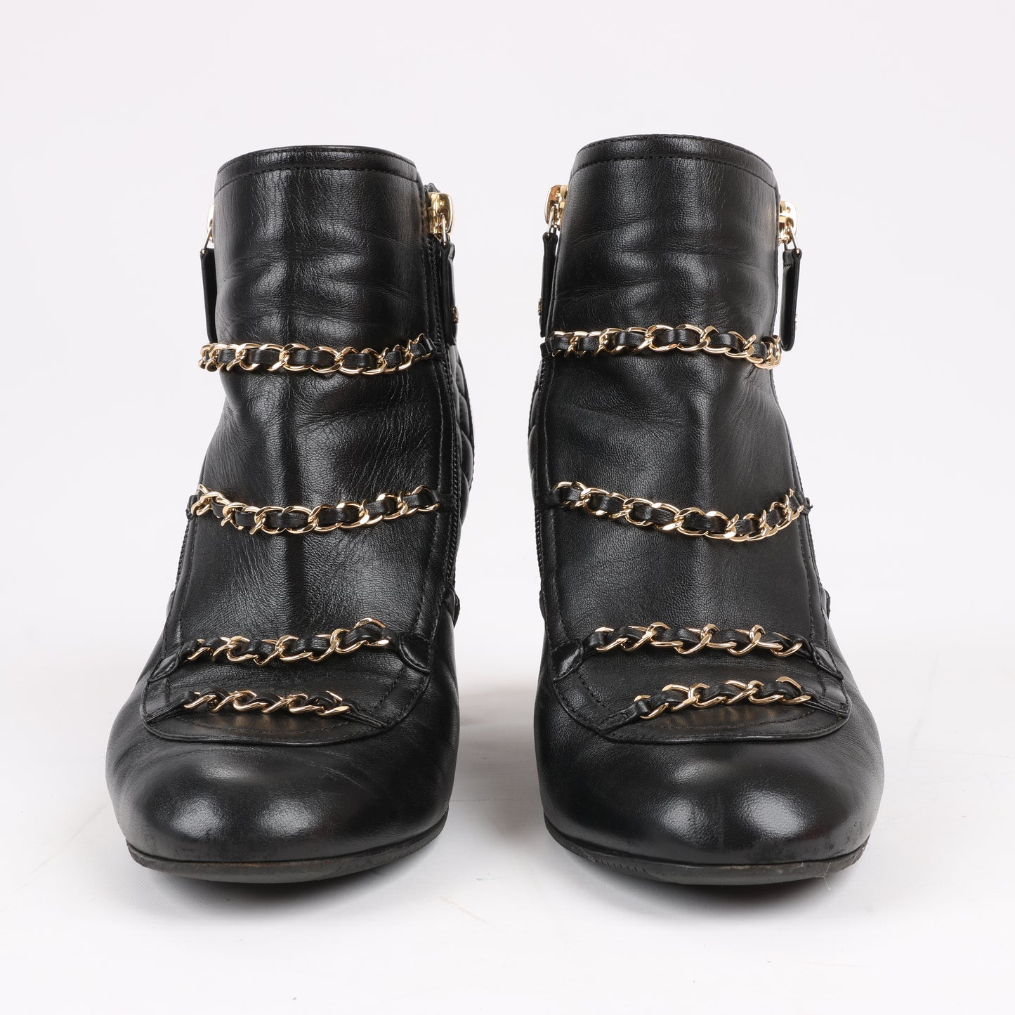 CHANEL Coco Mark Kurze Stiefel aus Matelassé-Leder und Lack in Schwarz G33028, Größe 38 EU