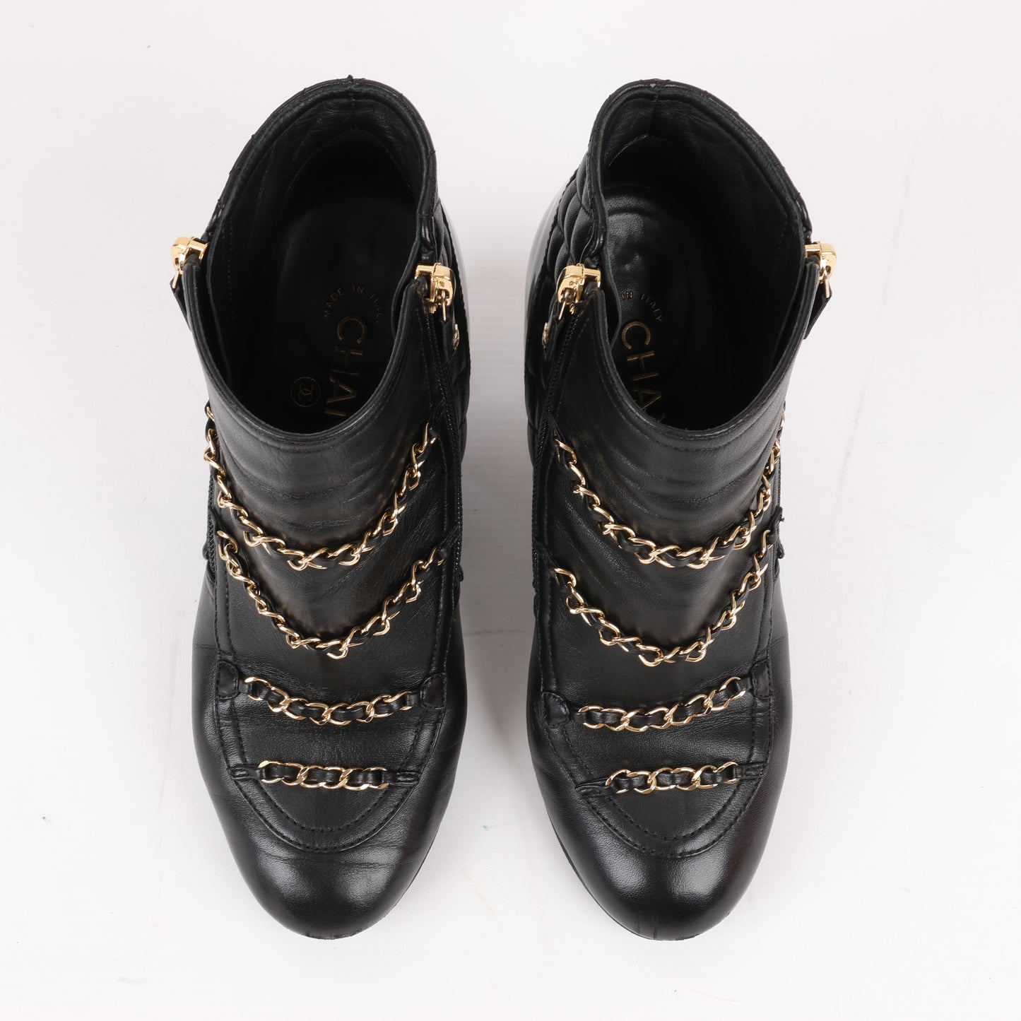 CHANEL Coco Mark Kurze Stiefel aus Matelassé-Leder und Lack in Schwarz G33028, Größe 38 EU