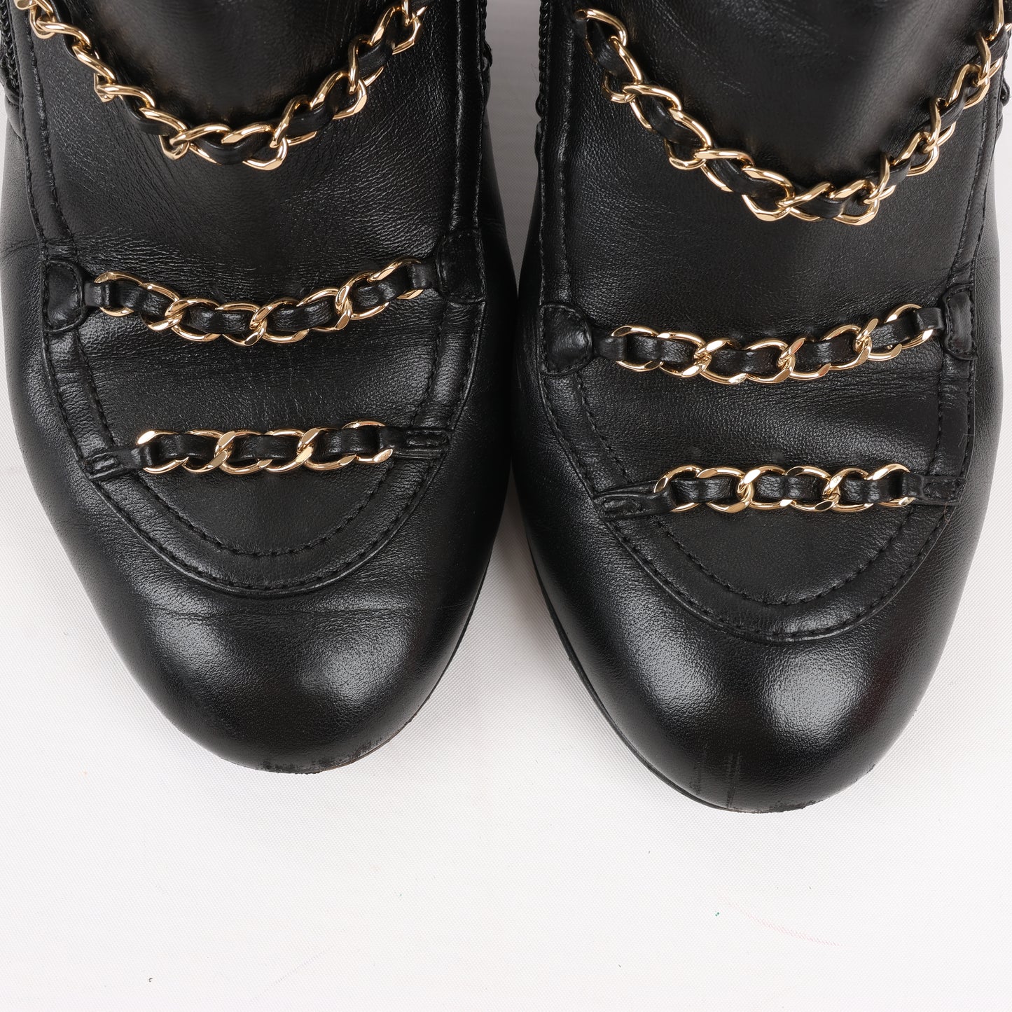 CHANEL Coco Mark Kurze Stiefel aus Matelassé-Leder und Lack in Schwarz G33028, Größe 38 EU
