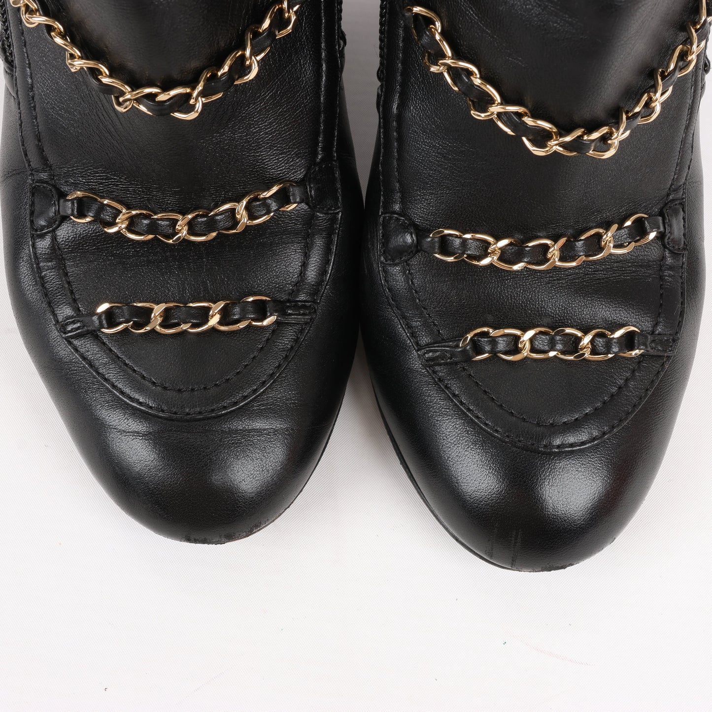 CHANEL Coco Mark Kurze Stiefel aus Matelassé-Leder und Lack in Schwarz G33028, Größe 38 EU